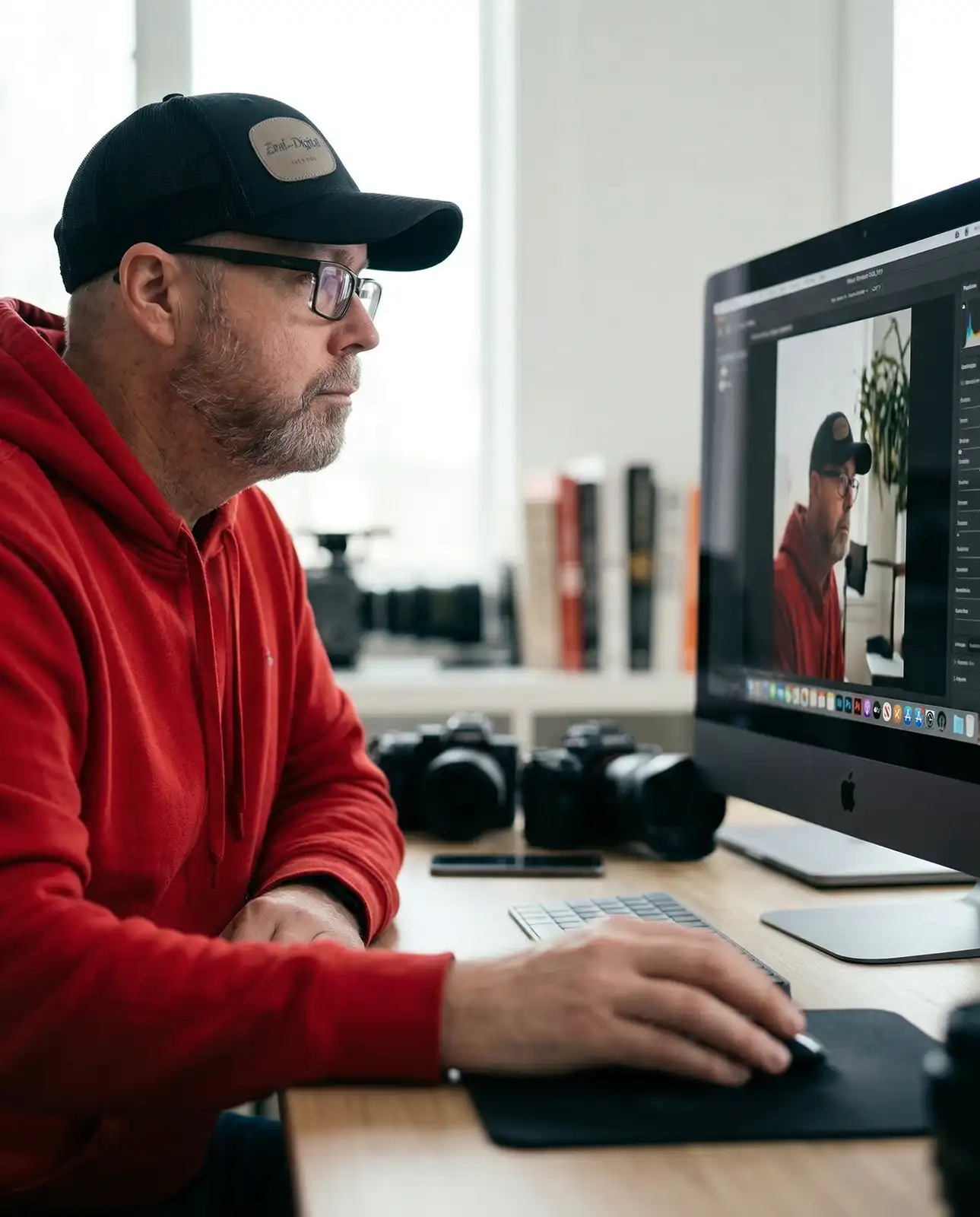 Janne työpöydän ääressä