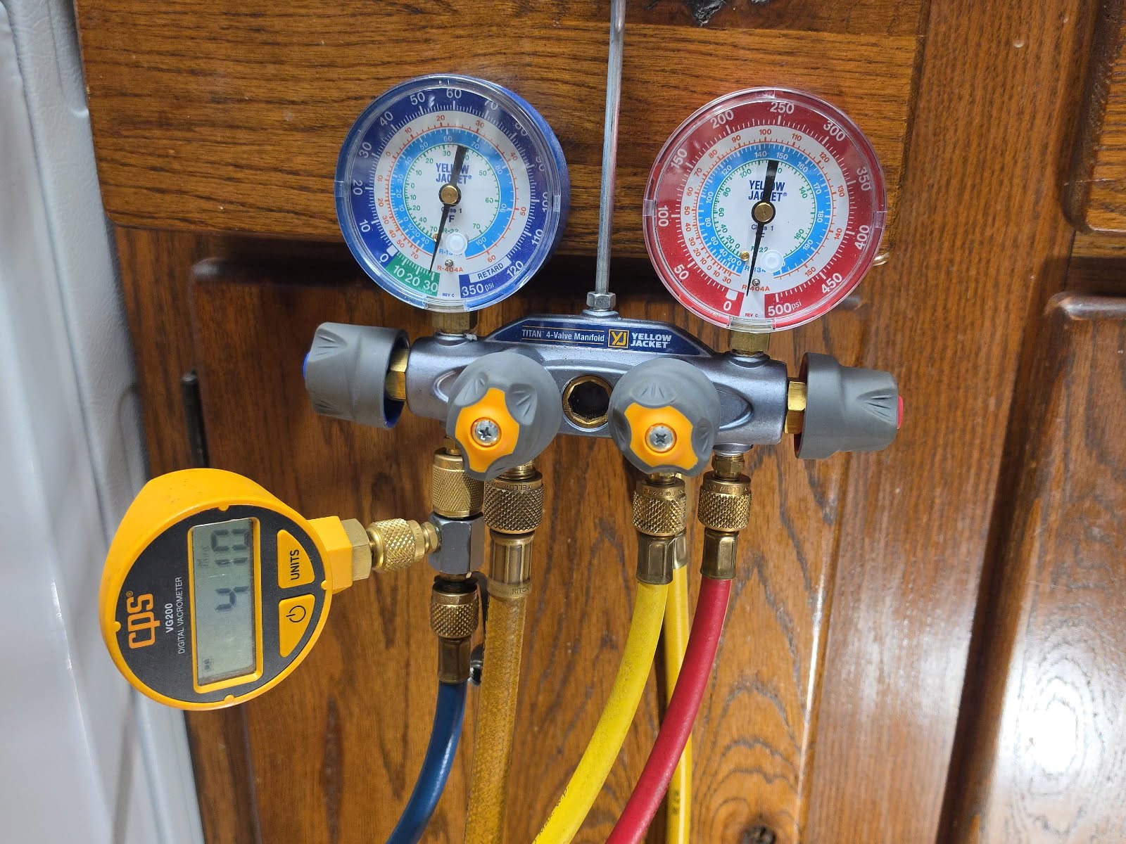 Refrigerator repair diagnostic gauges and manifold set