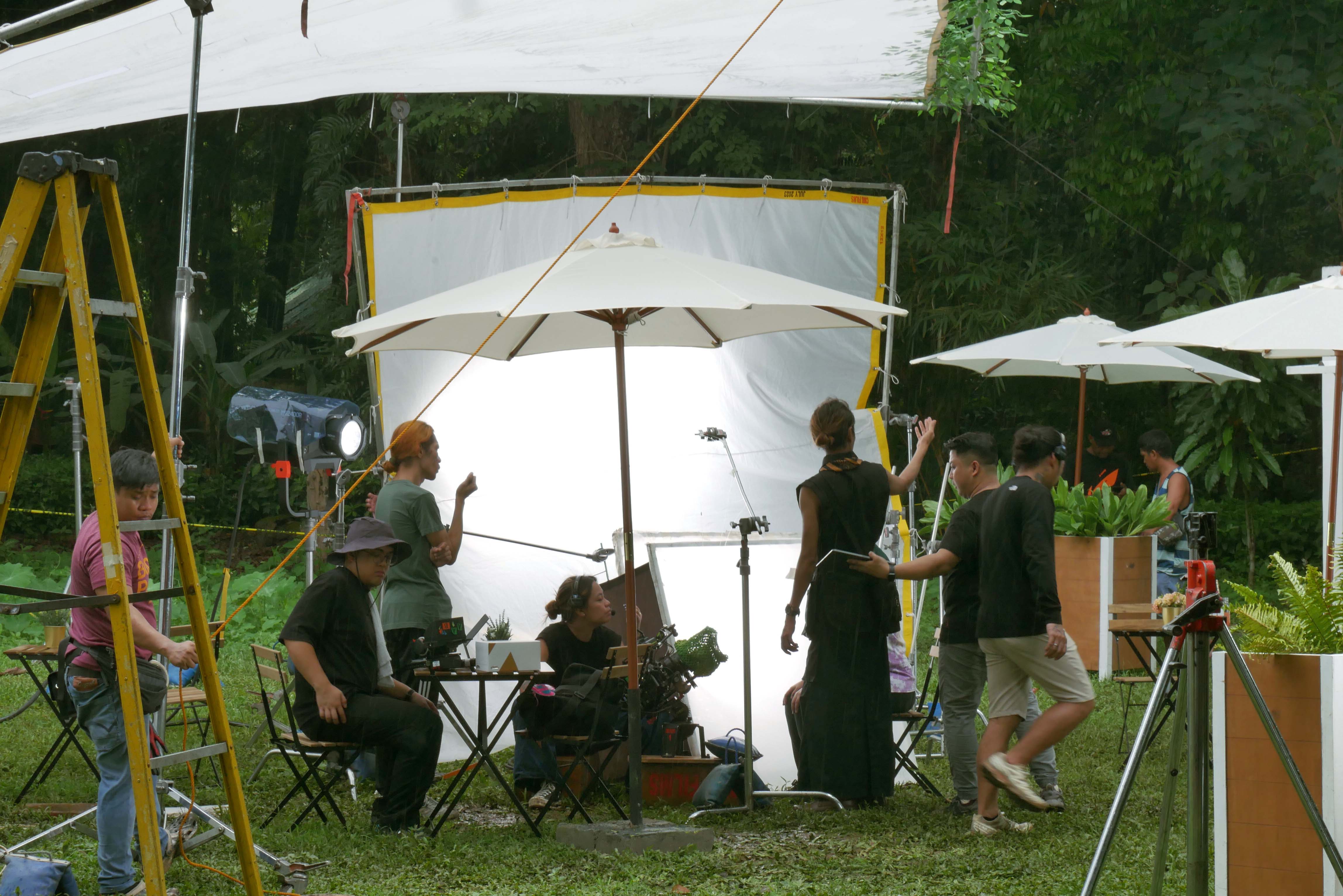 Behind the scenes 10