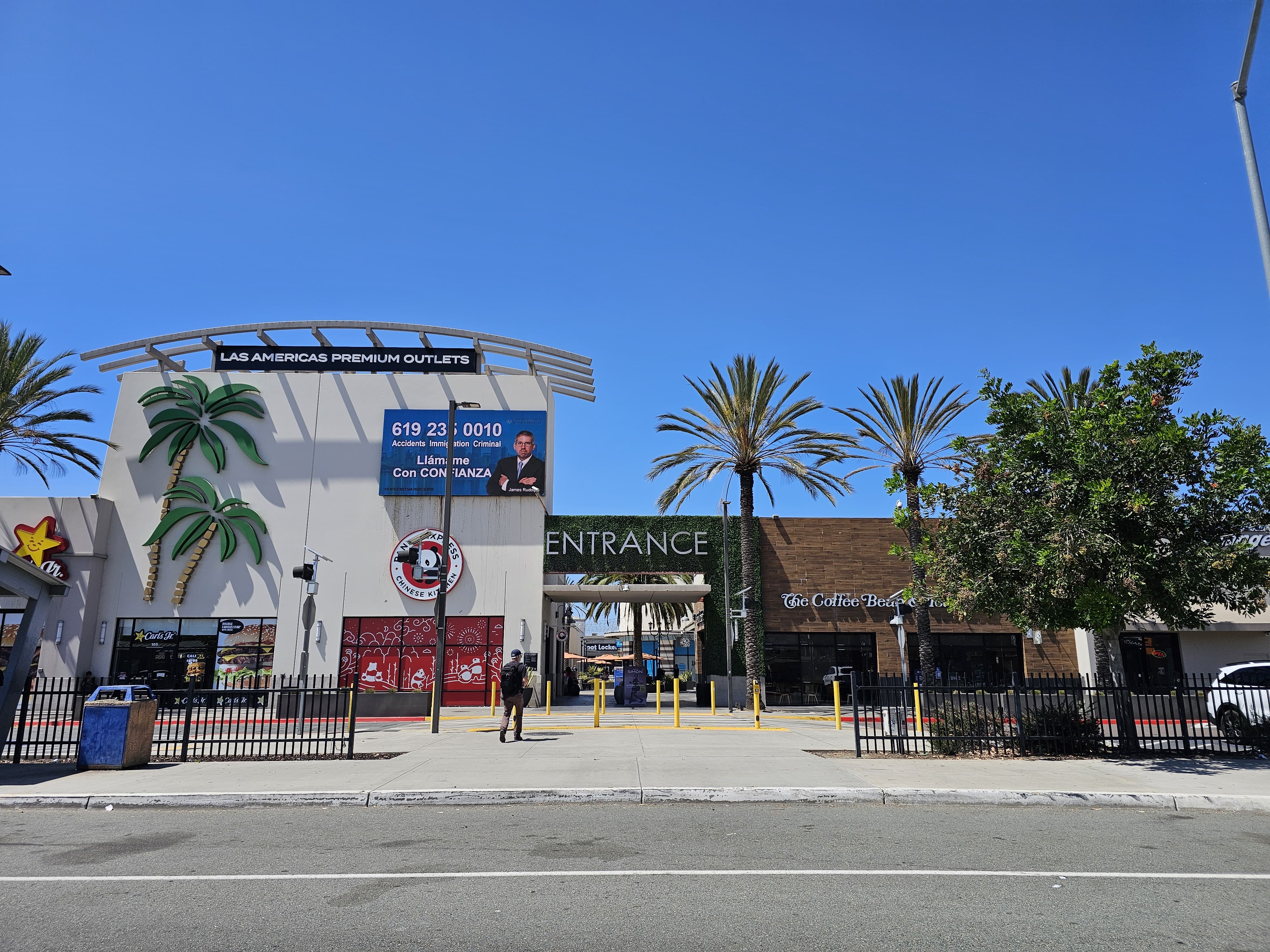 Las Americas Premium Outlets entrance