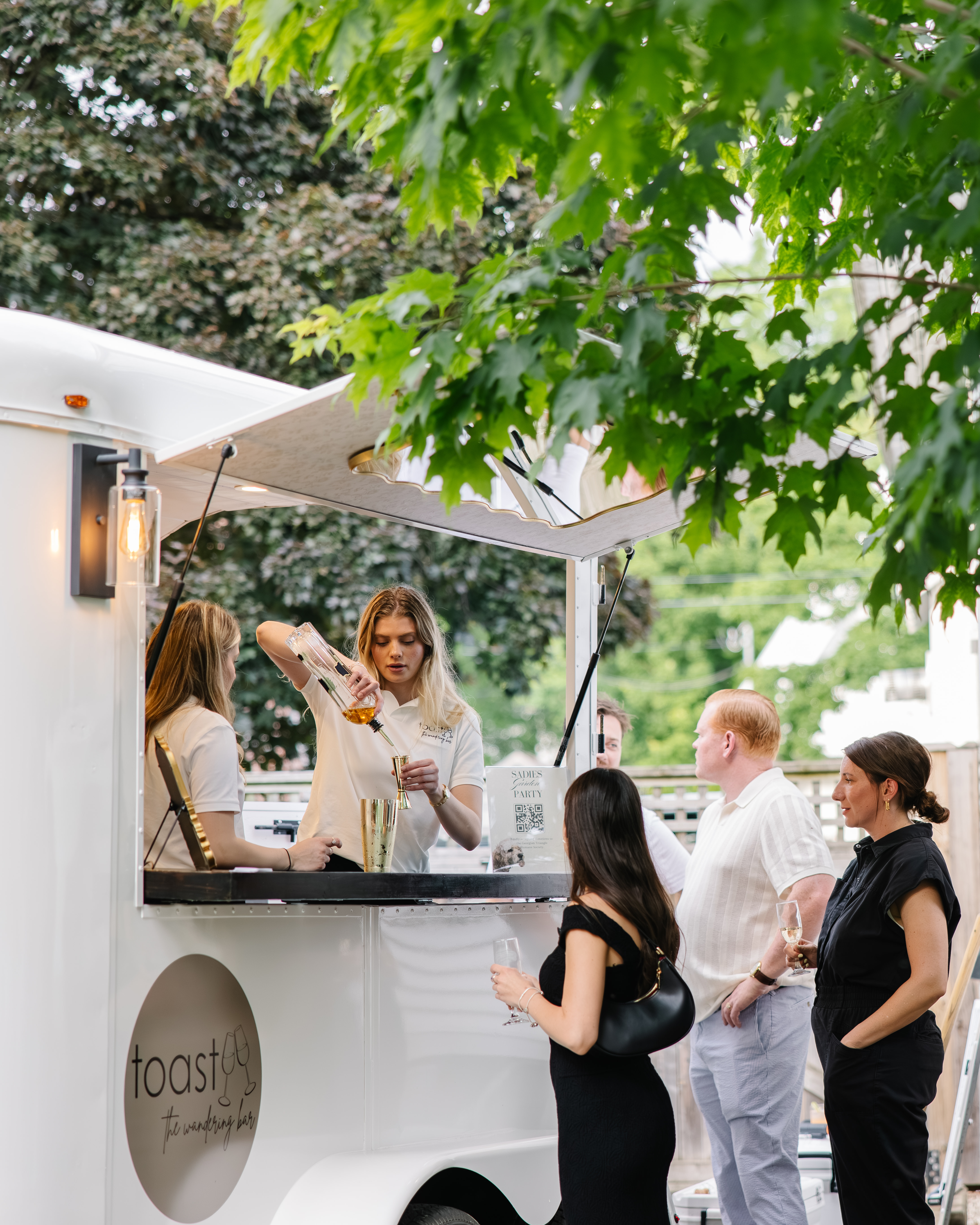 The Wandering Bar - 90s Horse Trailer