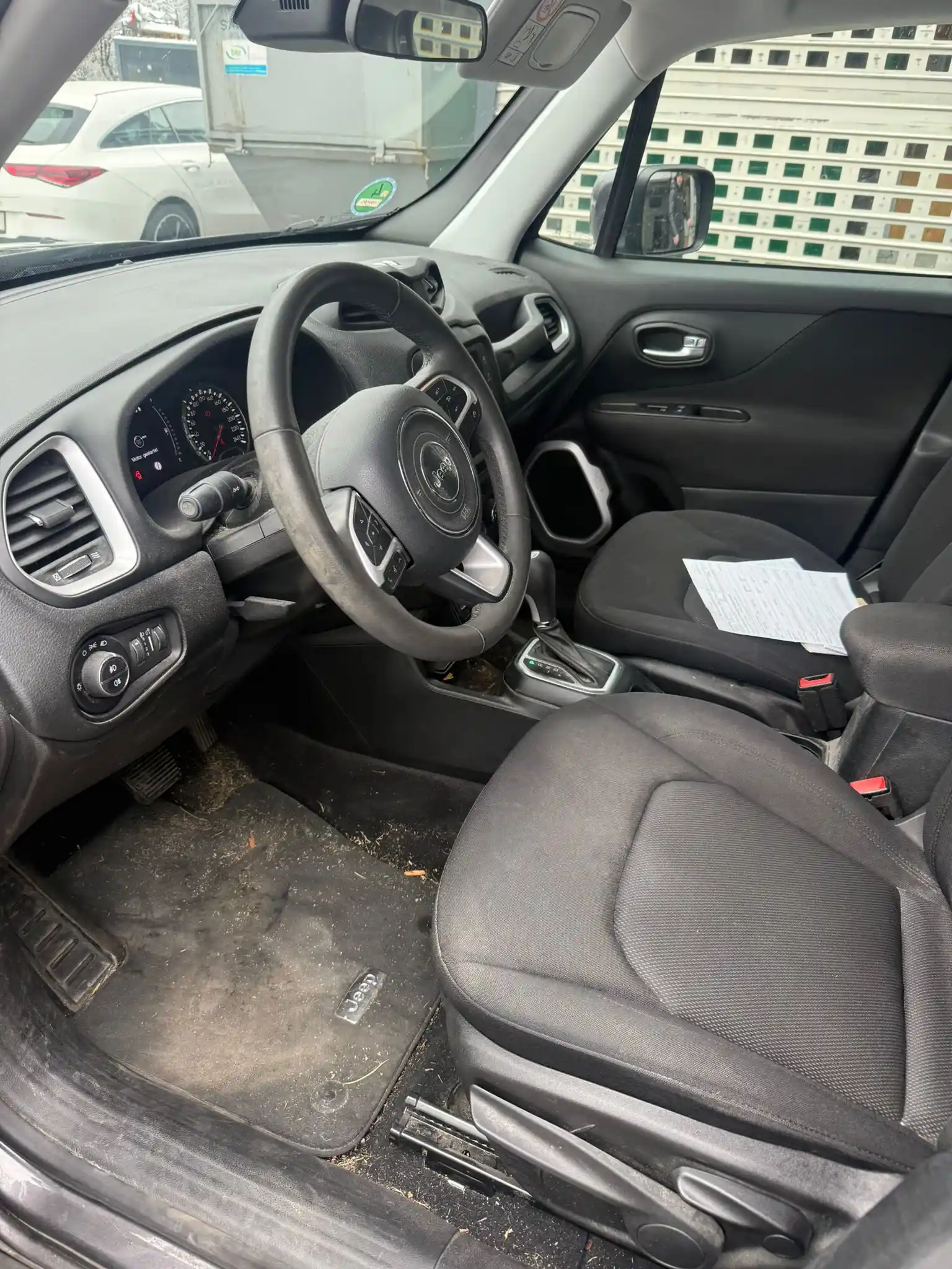 Vorher: Verschmutzter Auto-Innenraum und Autositze vor der Reinigung
