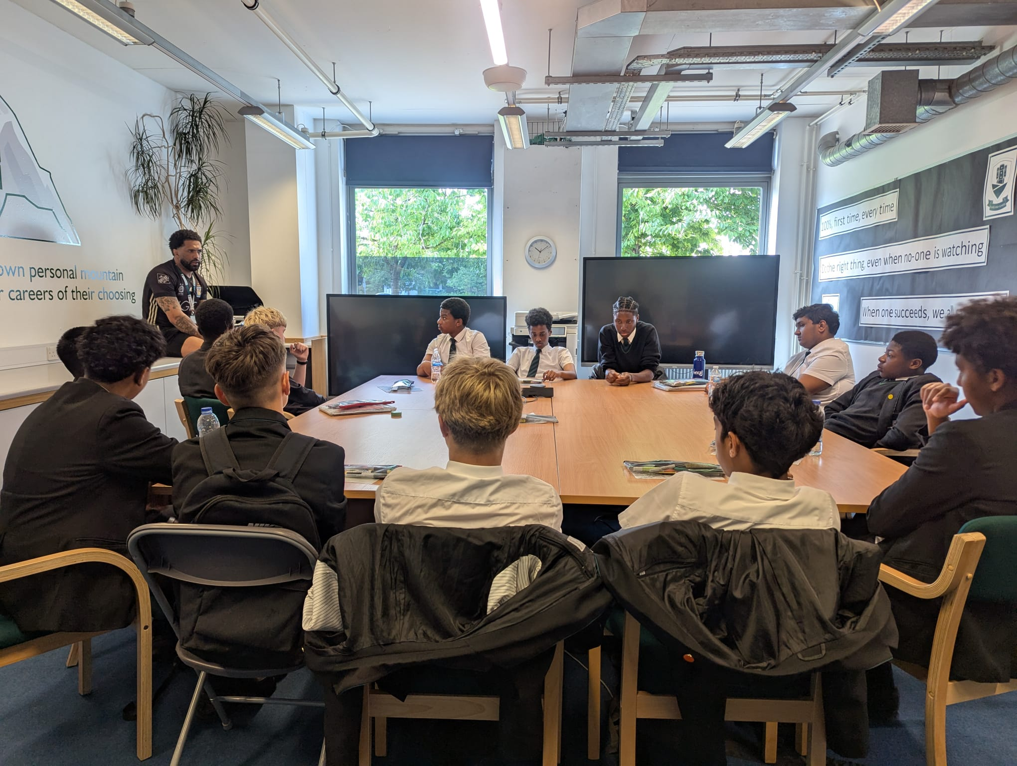 Ché Mills mentoring a group of students