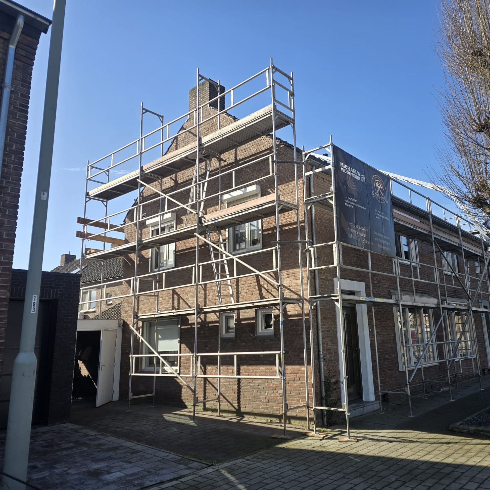 Dakwerk door Michael Crijns, eigenaar Michael's Woodwork en Off-grid projecten specialist Maastricht Nederland