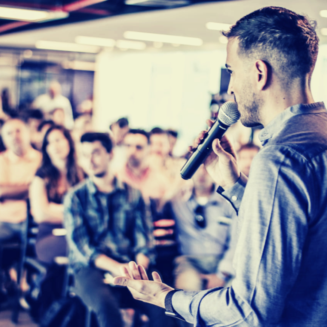 Javier Yranzo dando una conferencia