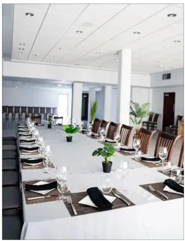 Formal dining setup at Salón de Actividades