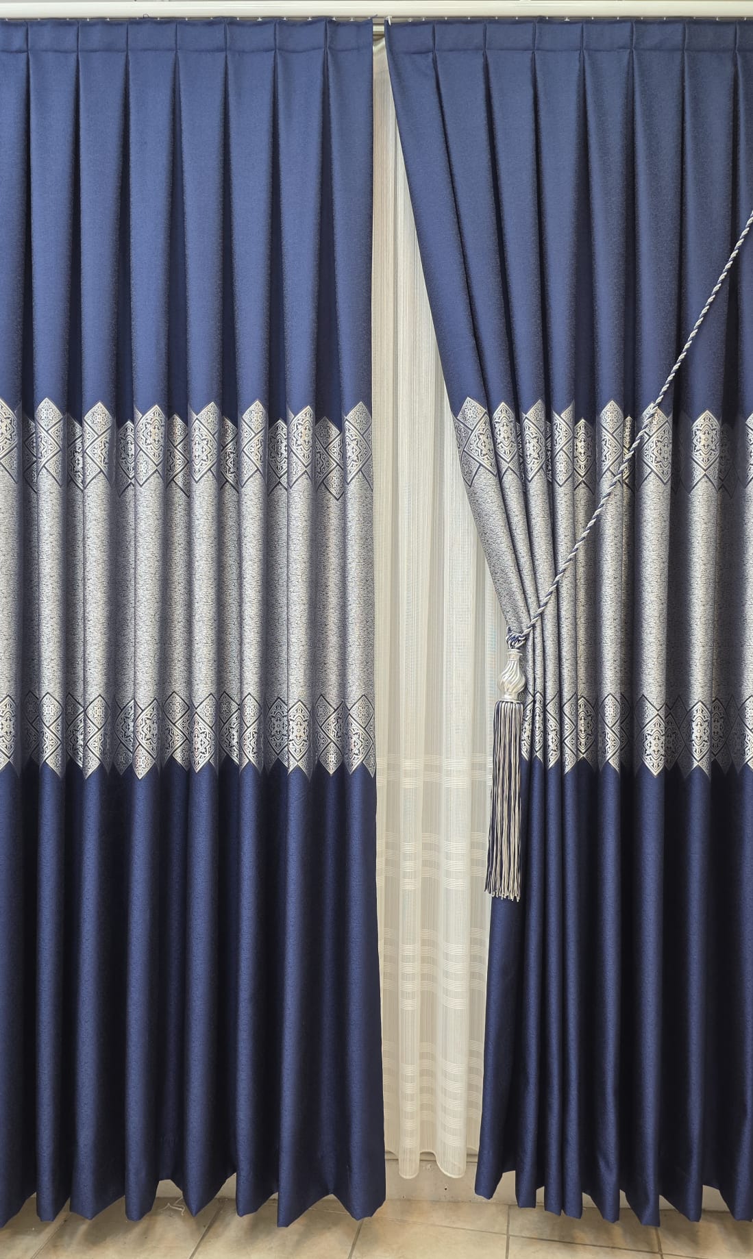 ستائر زرقاء فاخرة
