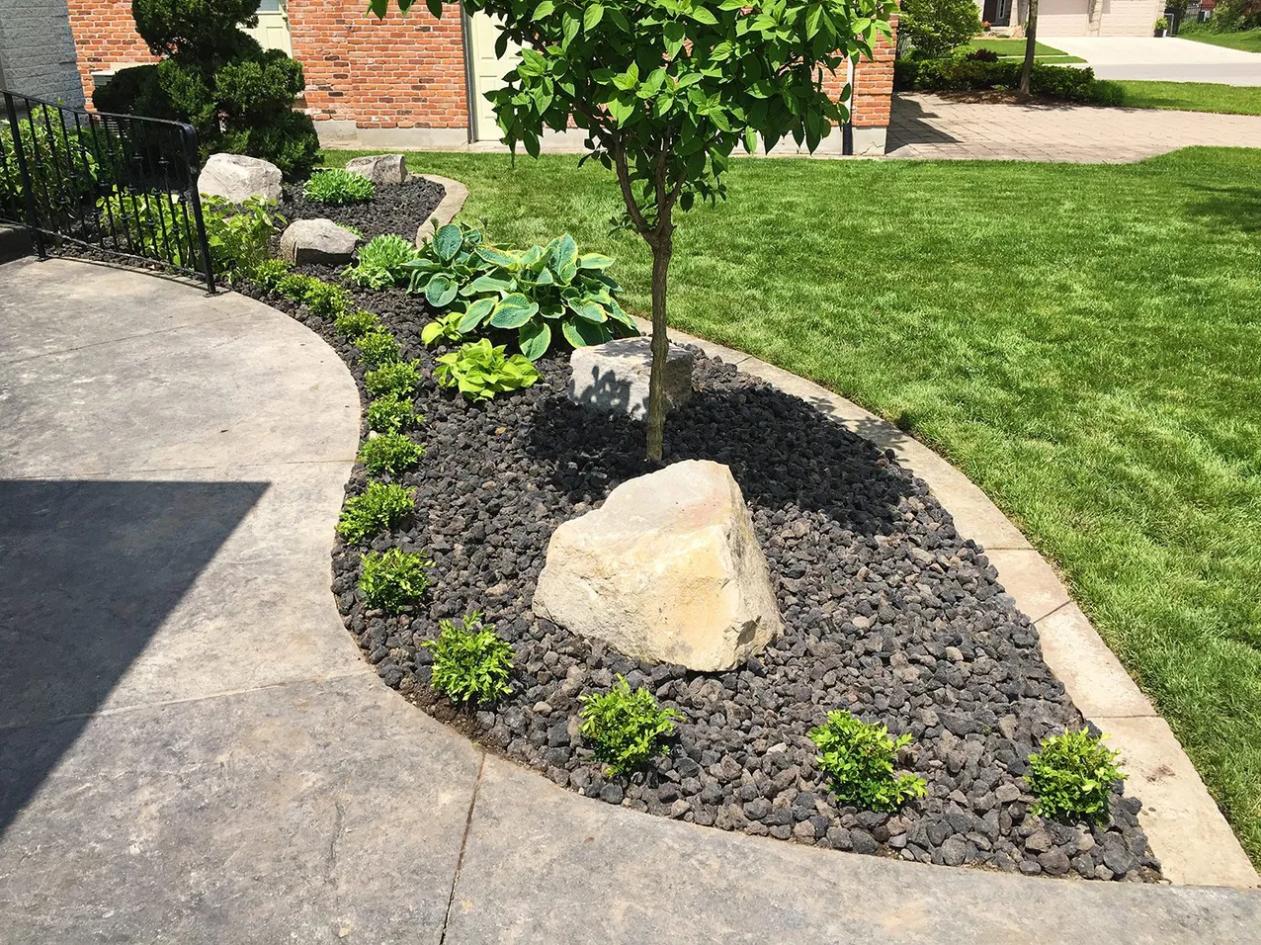 Boxwood Hedge/ Black Granite Ground Cover
