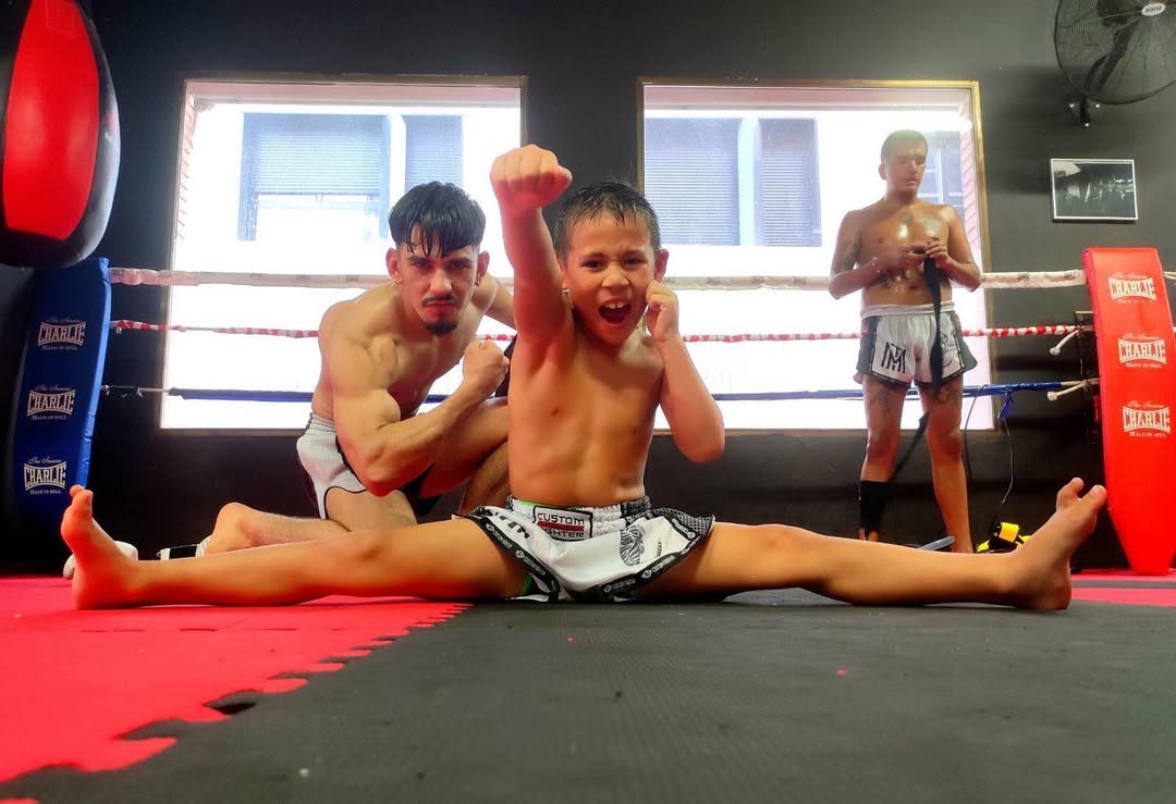 Luchador de Muay Thai preparándose en Madrid