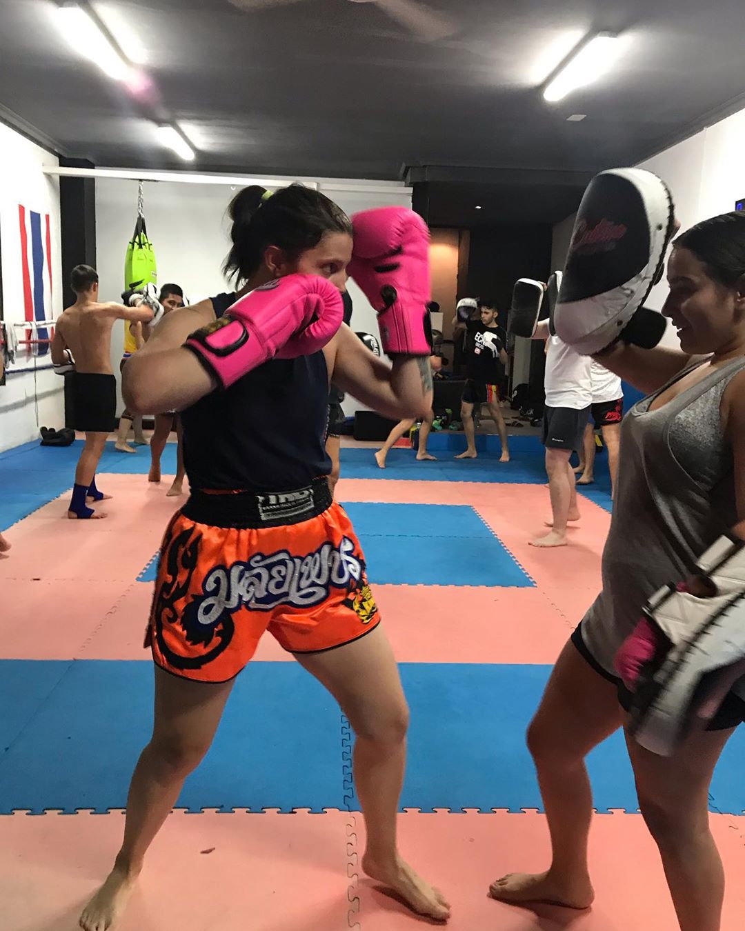 Chica entrenando Muay Thai y defensa personal en Madrid