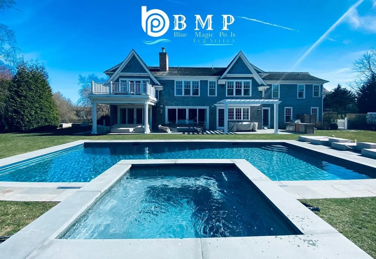 Luxurious custom swimming pool