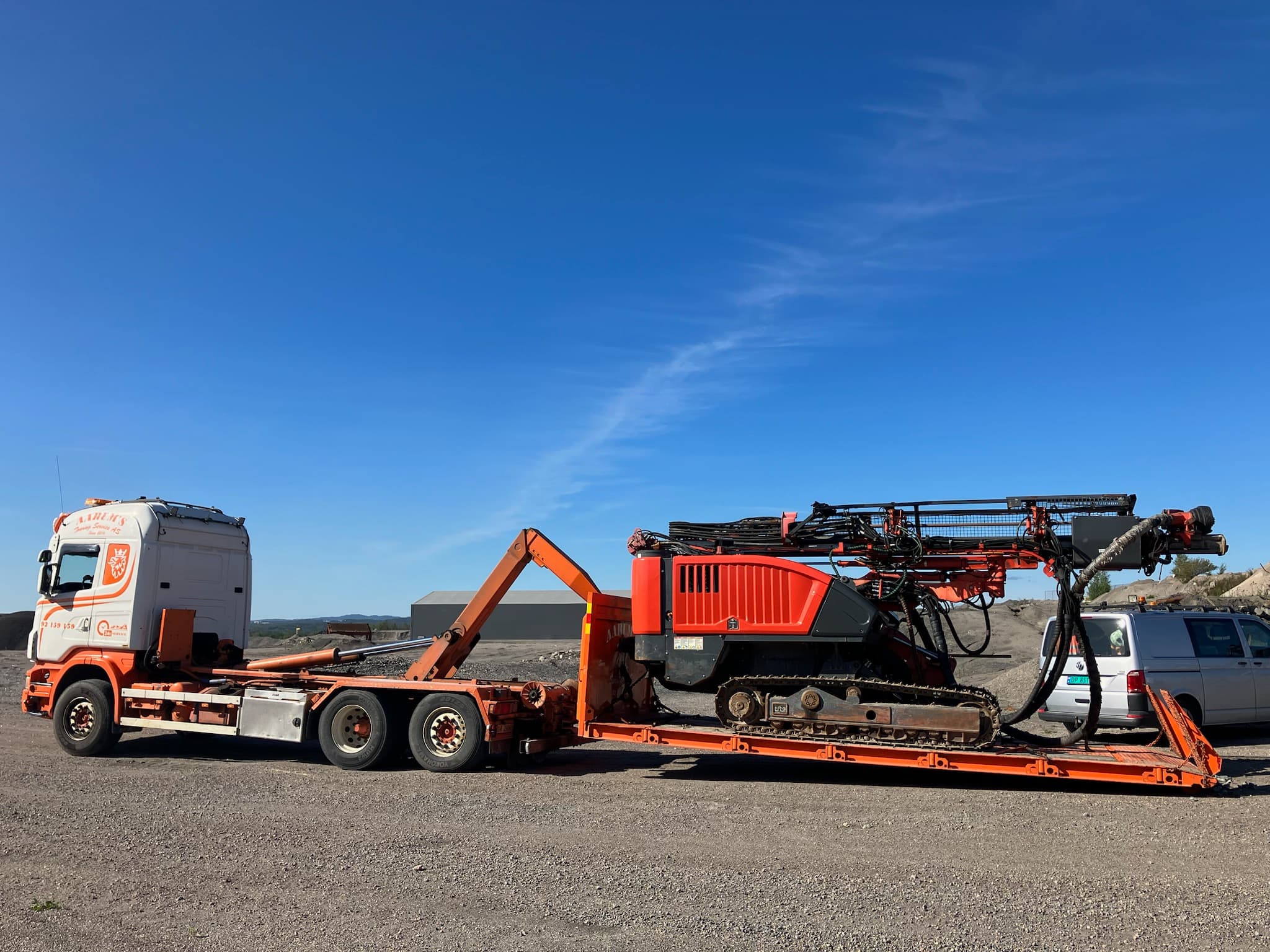 Aarums Towing Service transporterer tungt maskineri