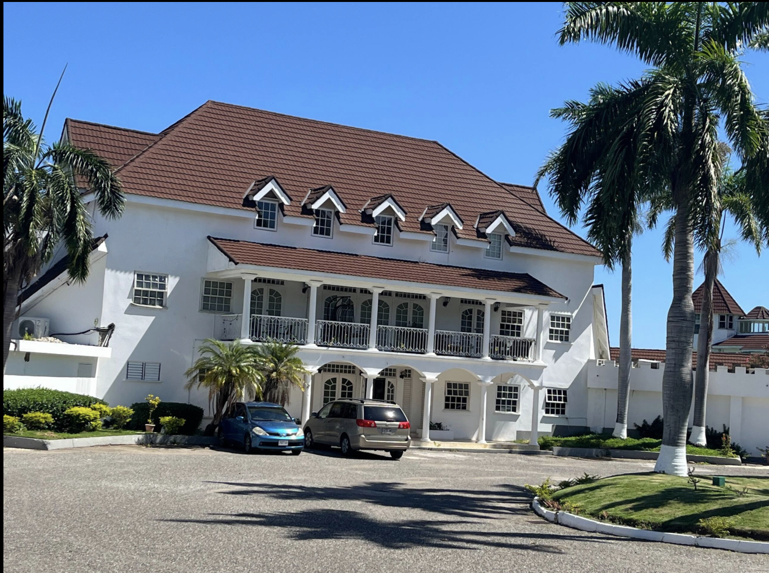 Grand Estate Manor & Guest Parking
