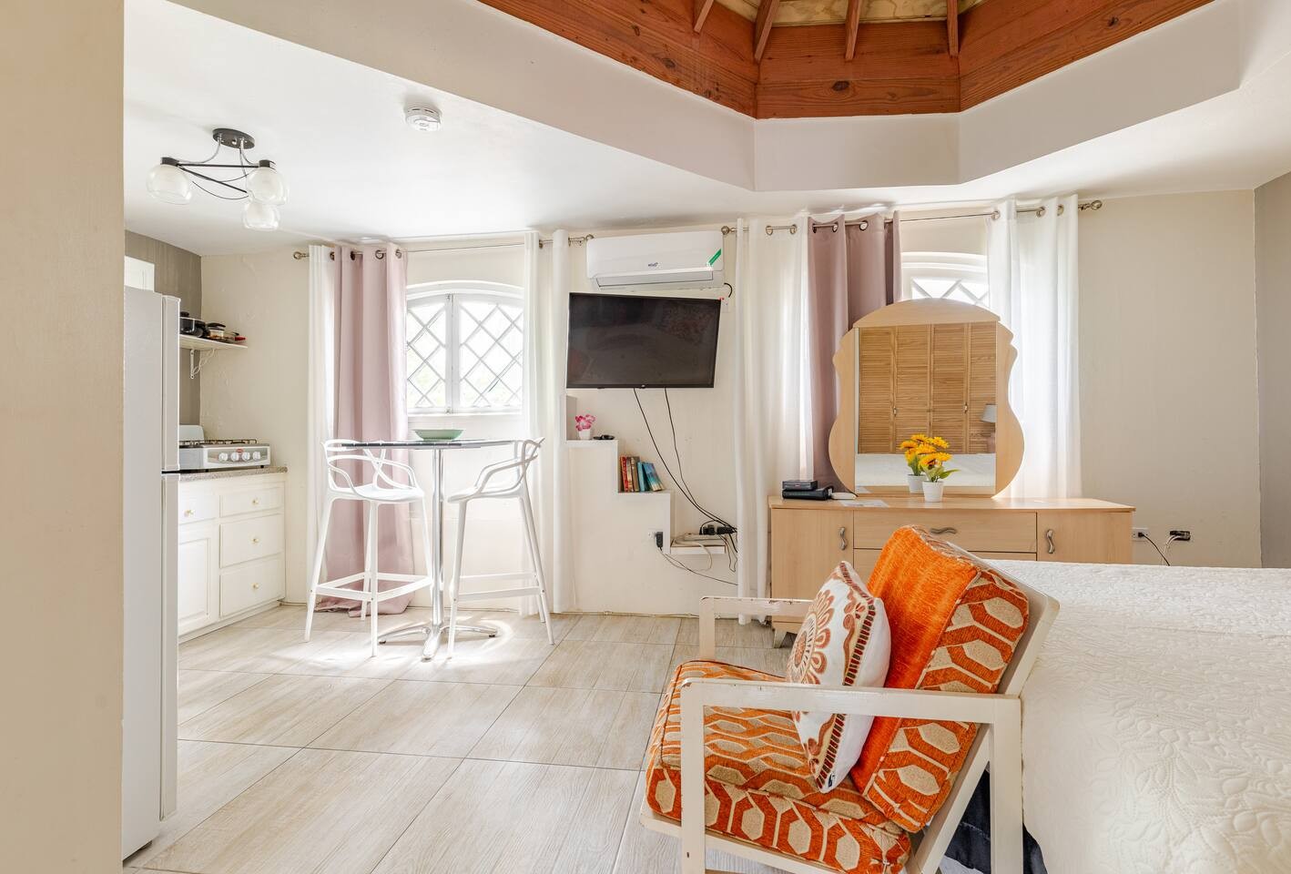 Bright Studio Bedroom Suite with Vaulted Ceiling & Dining Nook