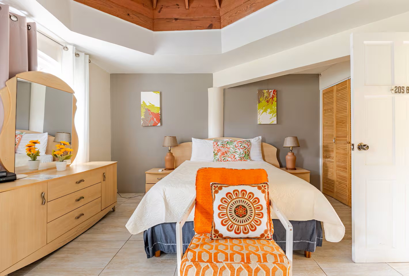 Queen Bed Setting with Vanity Dresser, Mirror & Closet Storage