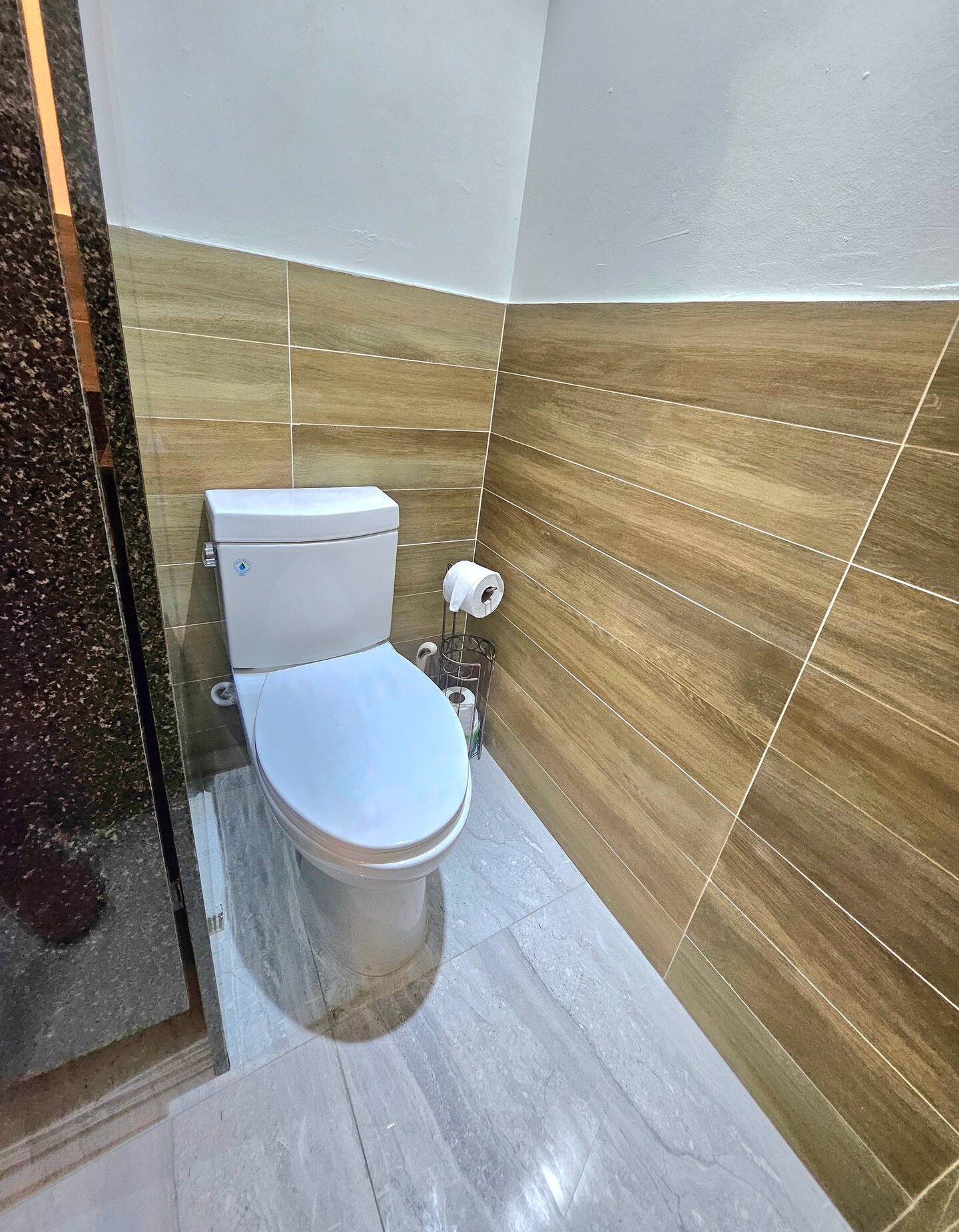 Modern Ensuite Bathroom with Wood Plank Tiling & Porcelain Fixtures