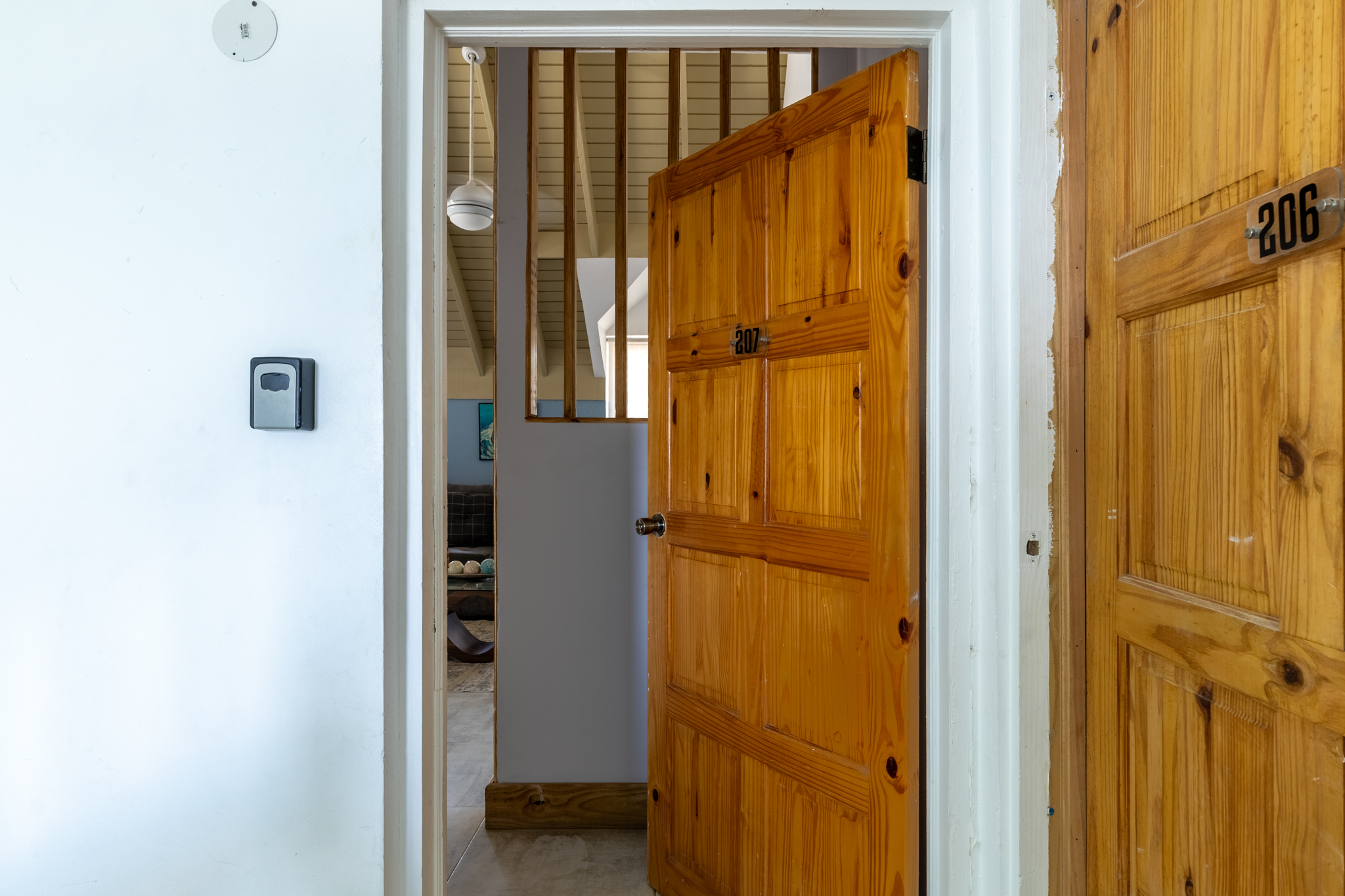 Lux Penthouse 207 - Suite 207 Private Colonial Wood Entrance with Smart Lockbox