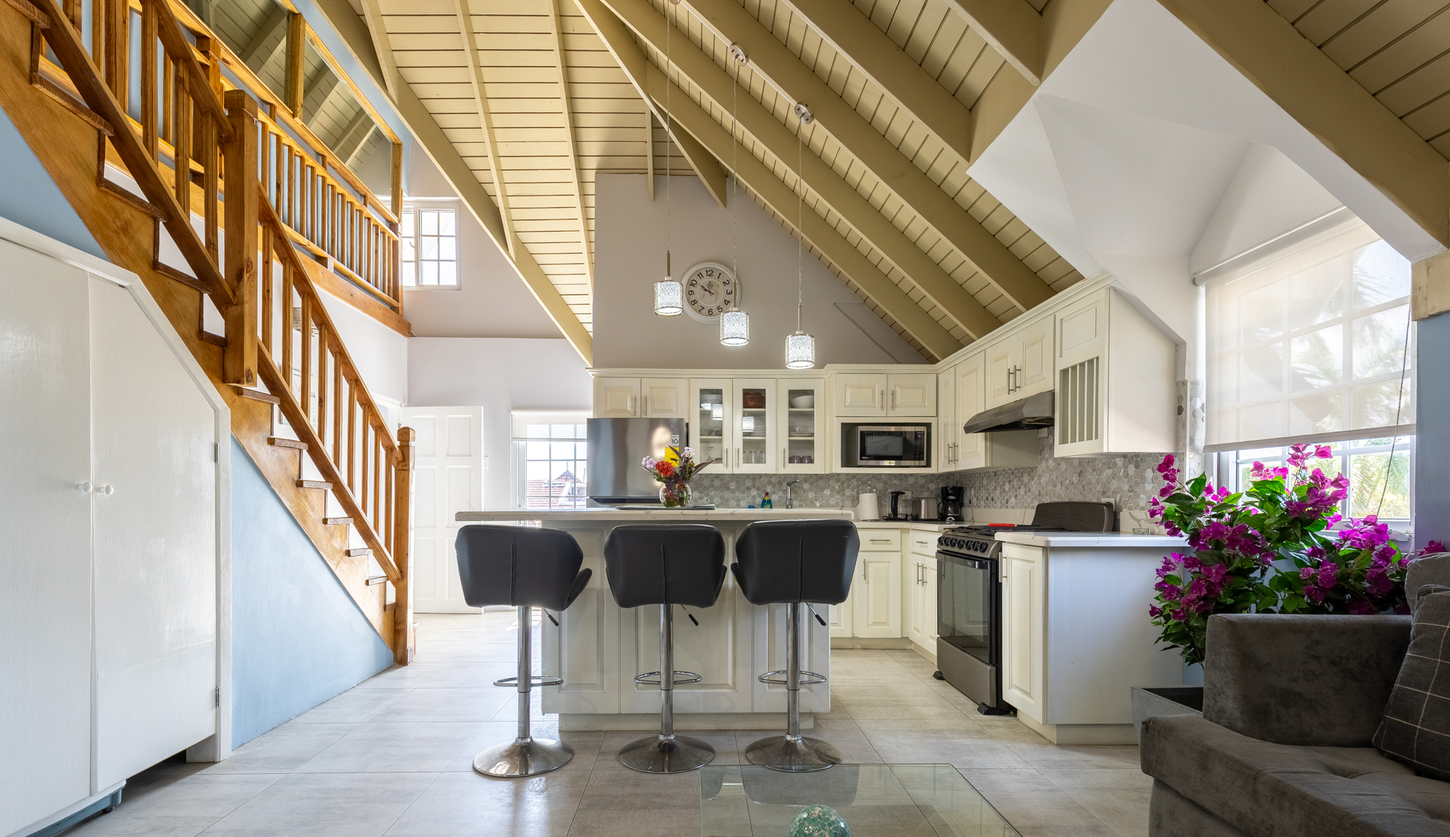 Lux Penthouse 207 - Chef's Kitchen with Gas Range, Vaulted Ceilings & Island Seating
