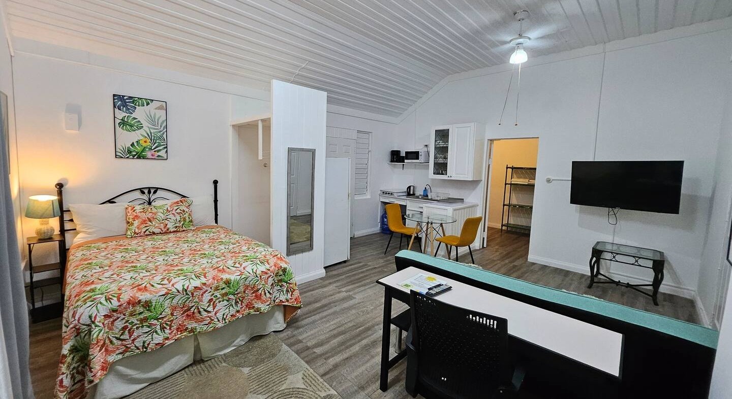Full Studio Suite with Queen Bed, Ceiling Fan, Smart TV & Work Desk