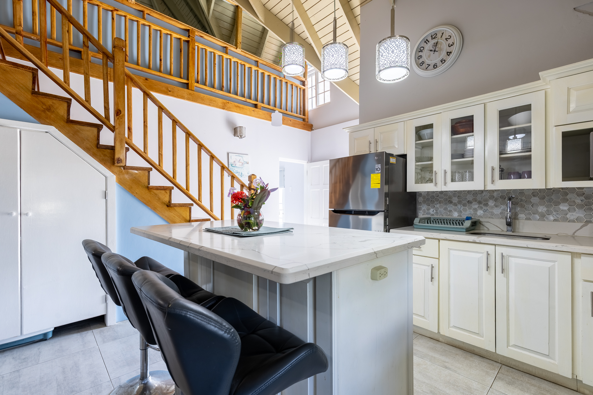 Lux Penthouse 207 - Breakfast Bar Island with Swivel Barstools & Loft Staircase