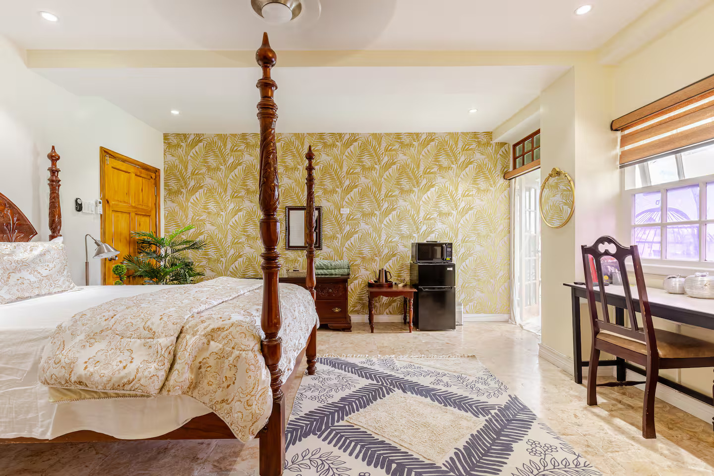 Sunlit Studio Suite with Work Desk, Four-Poster Bed & Balcony Access
