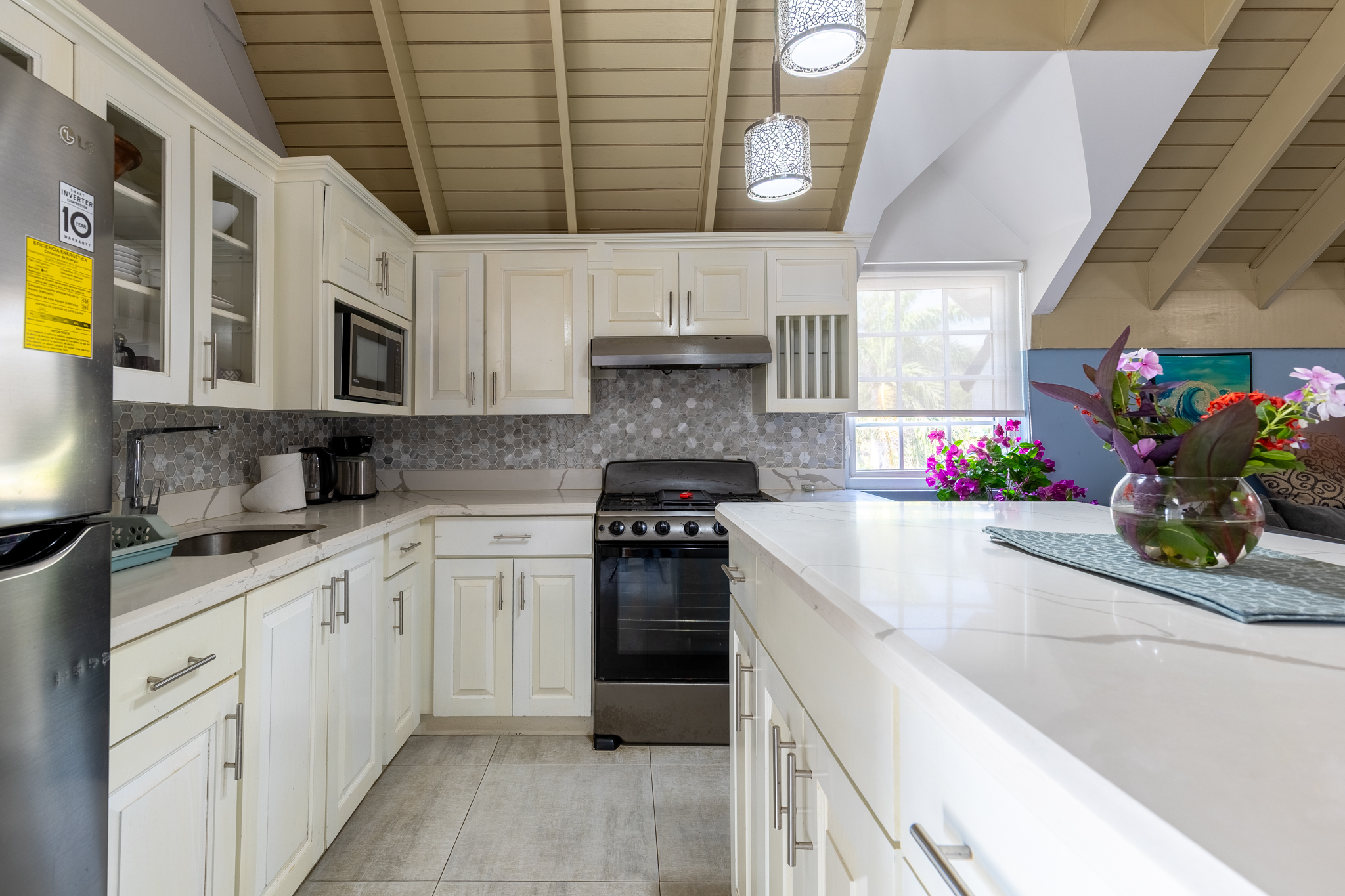 Lux Penthouse 207 - Chef's Kitchen Island with Quartz Countertops & Vaulted Ceilings