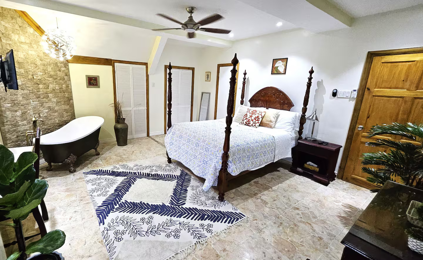 Full Studio Suite with Handcrafted Four-Poster Bed, Geometric Rug & Soaker Tub