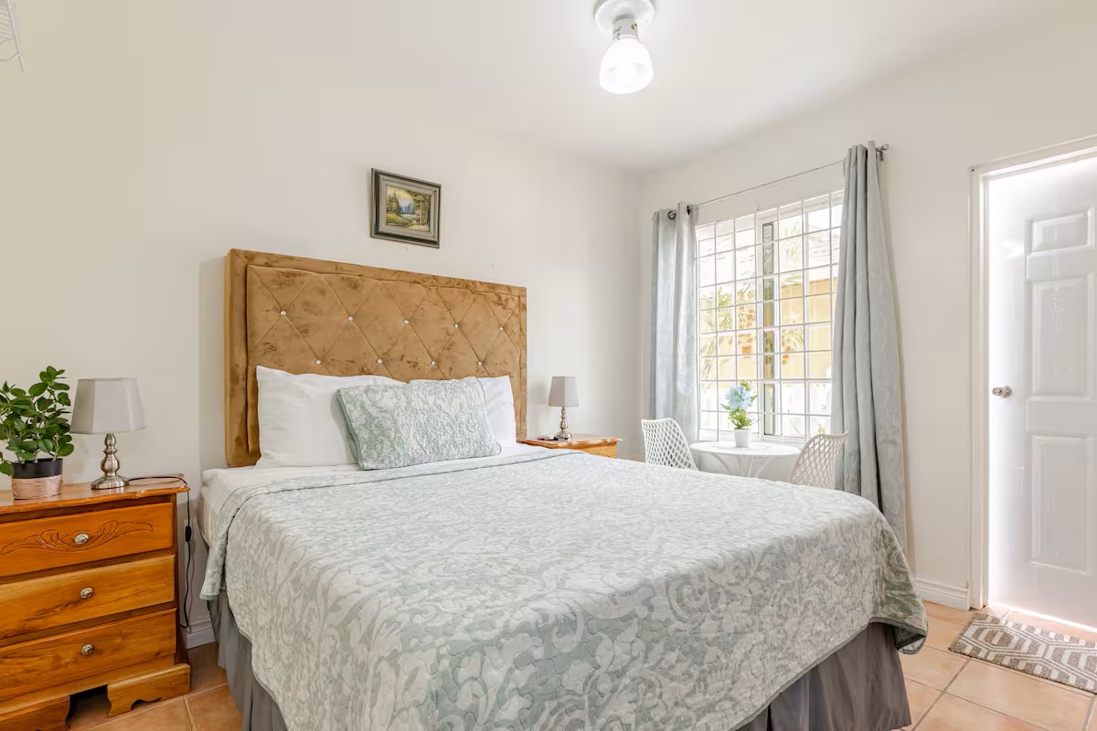 Palm Breeze Mini Suite Queen Bed & Sunny Bedroom