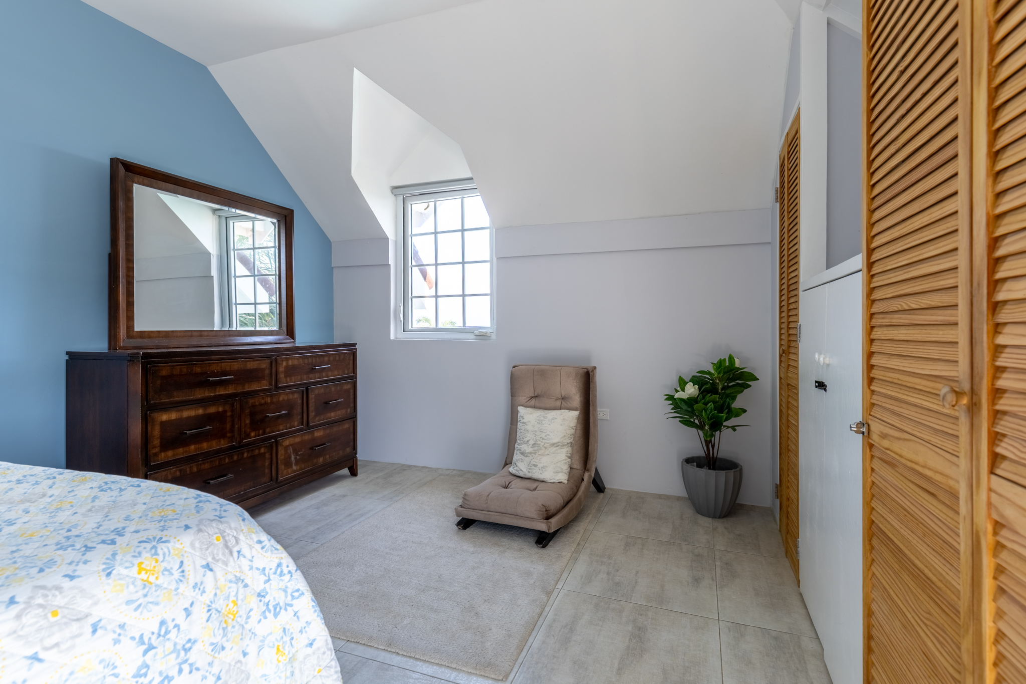Lux Penthouse 207 - Cozy Master Bedroom Retreat with Reading Lounge Chair