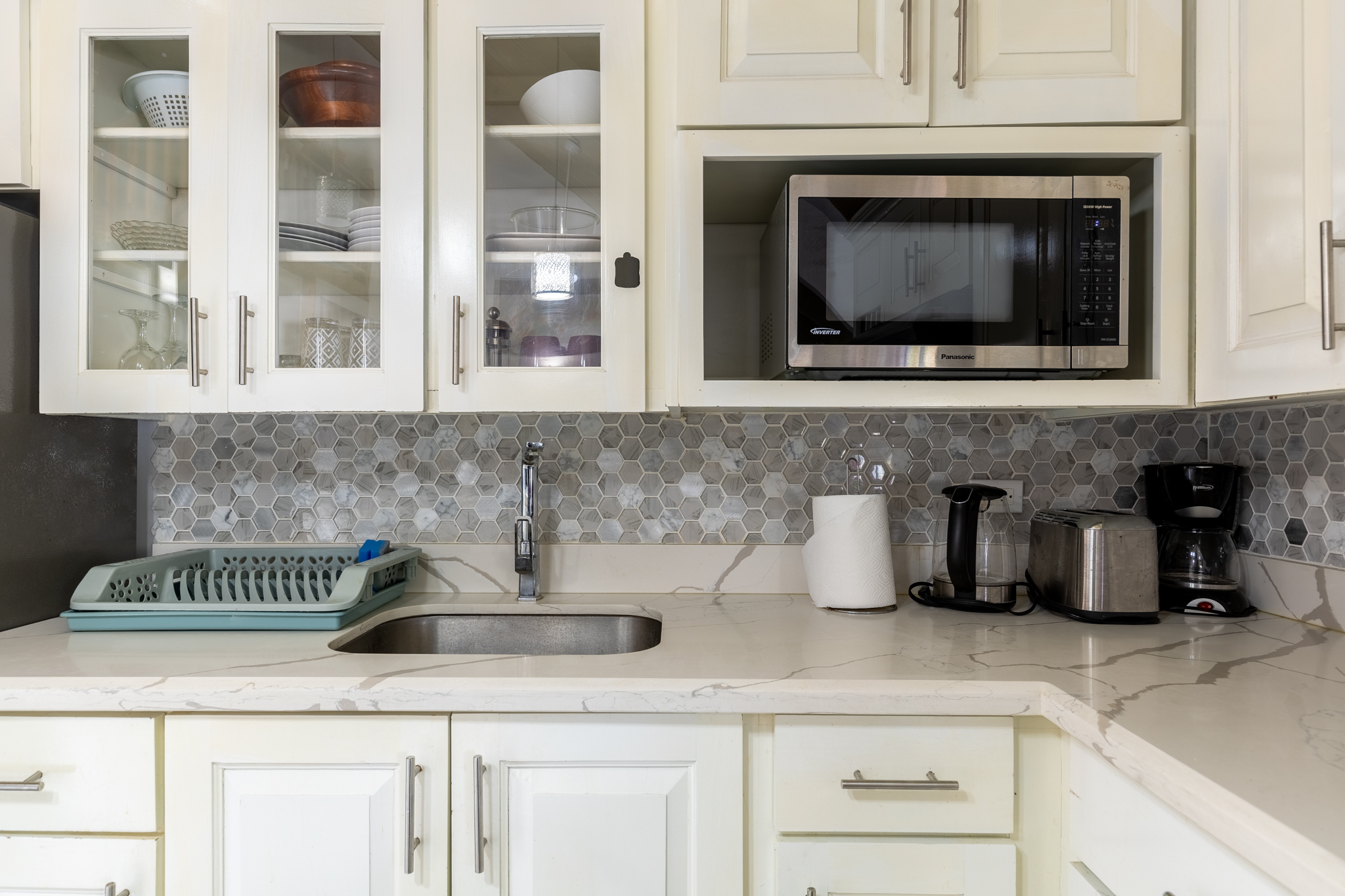 Lux Penthouse 207 - Gourmet Kitchenette Sink, Mosaic Backsplash & Appliances
