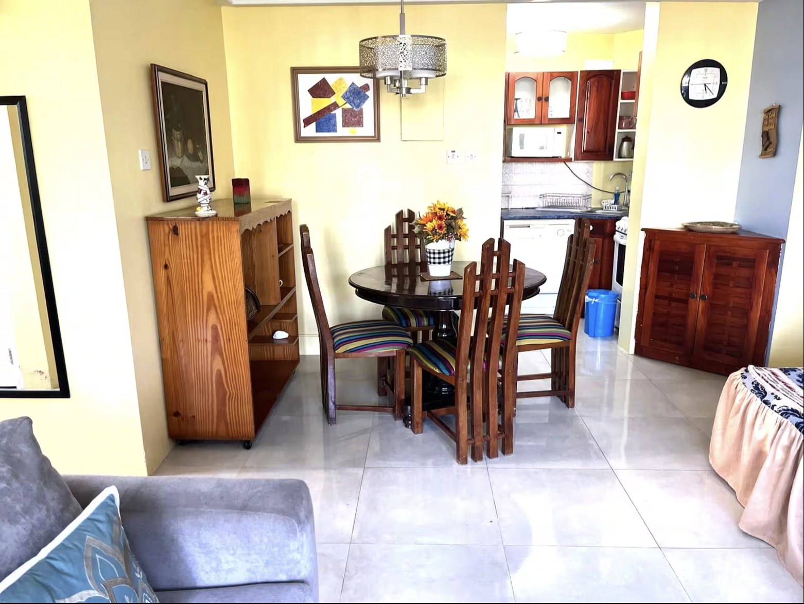 Open Dining Room with Round Dining Table, Modern Chandelier & Breakfast Bar