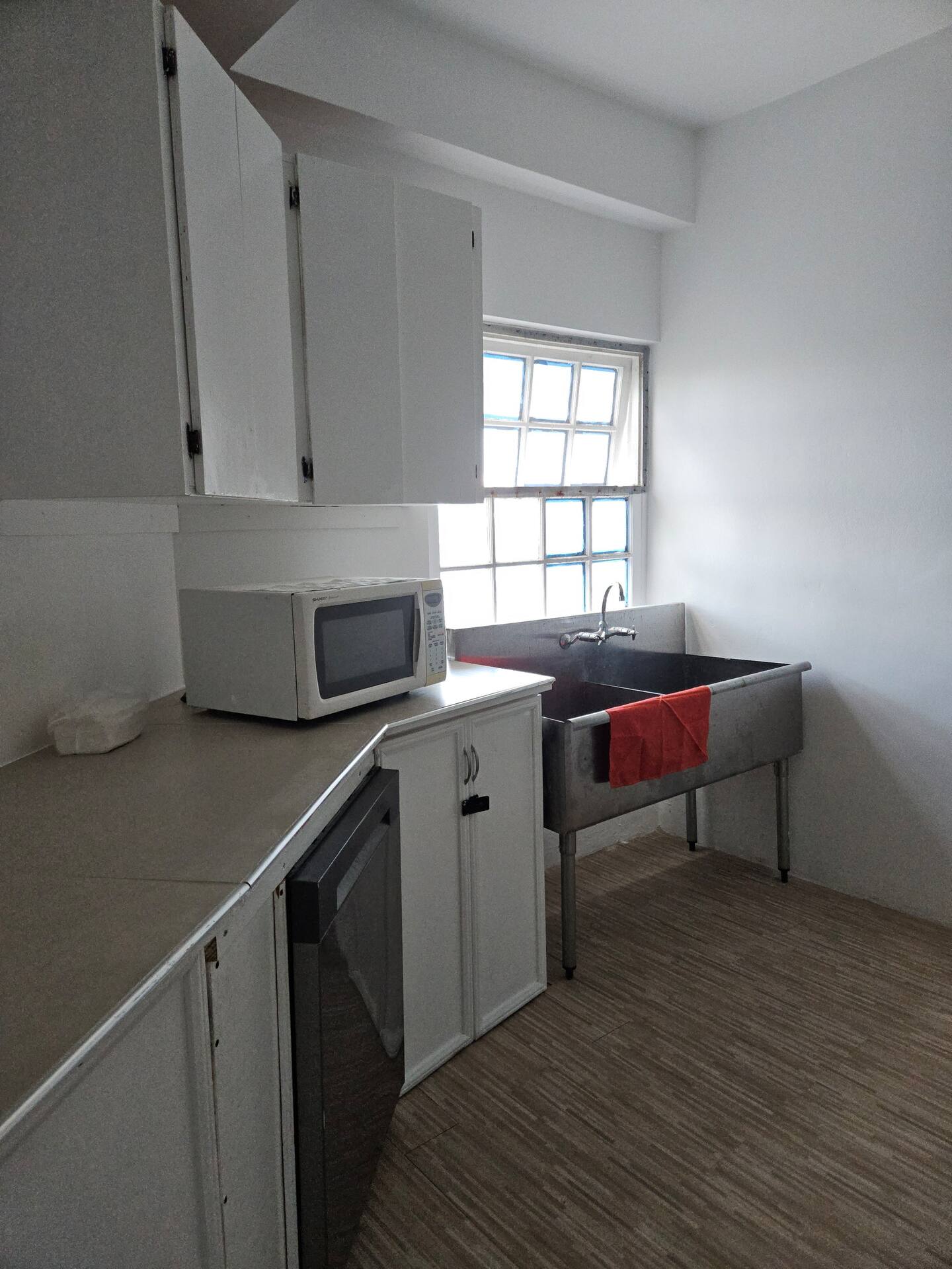 Full Kitchen with Dishwasher, Microwave & Commercial Double Sink