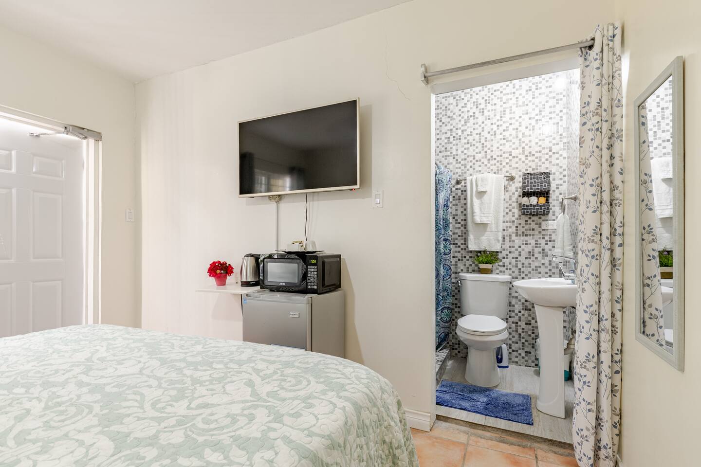 Bedroom Suite with Flat-Screen TV, Mini Bar & En-Suite Access