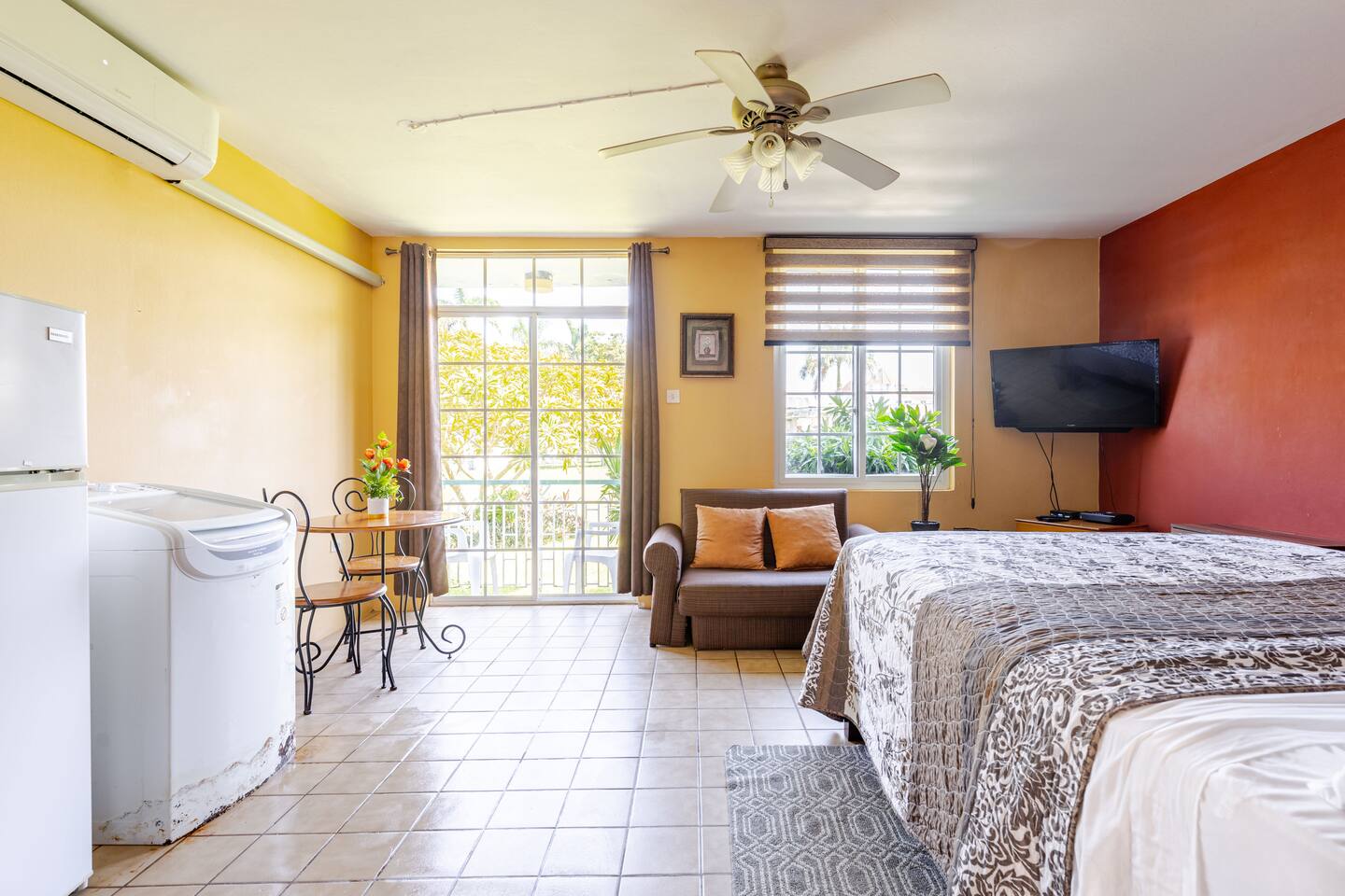 Bright Open Studio with King Bed, Loveseat, Bistro Table & Patio Doors