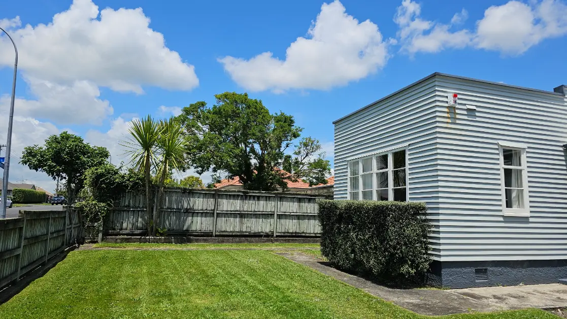 Freshly cut lawn and hedge in Hamilton East