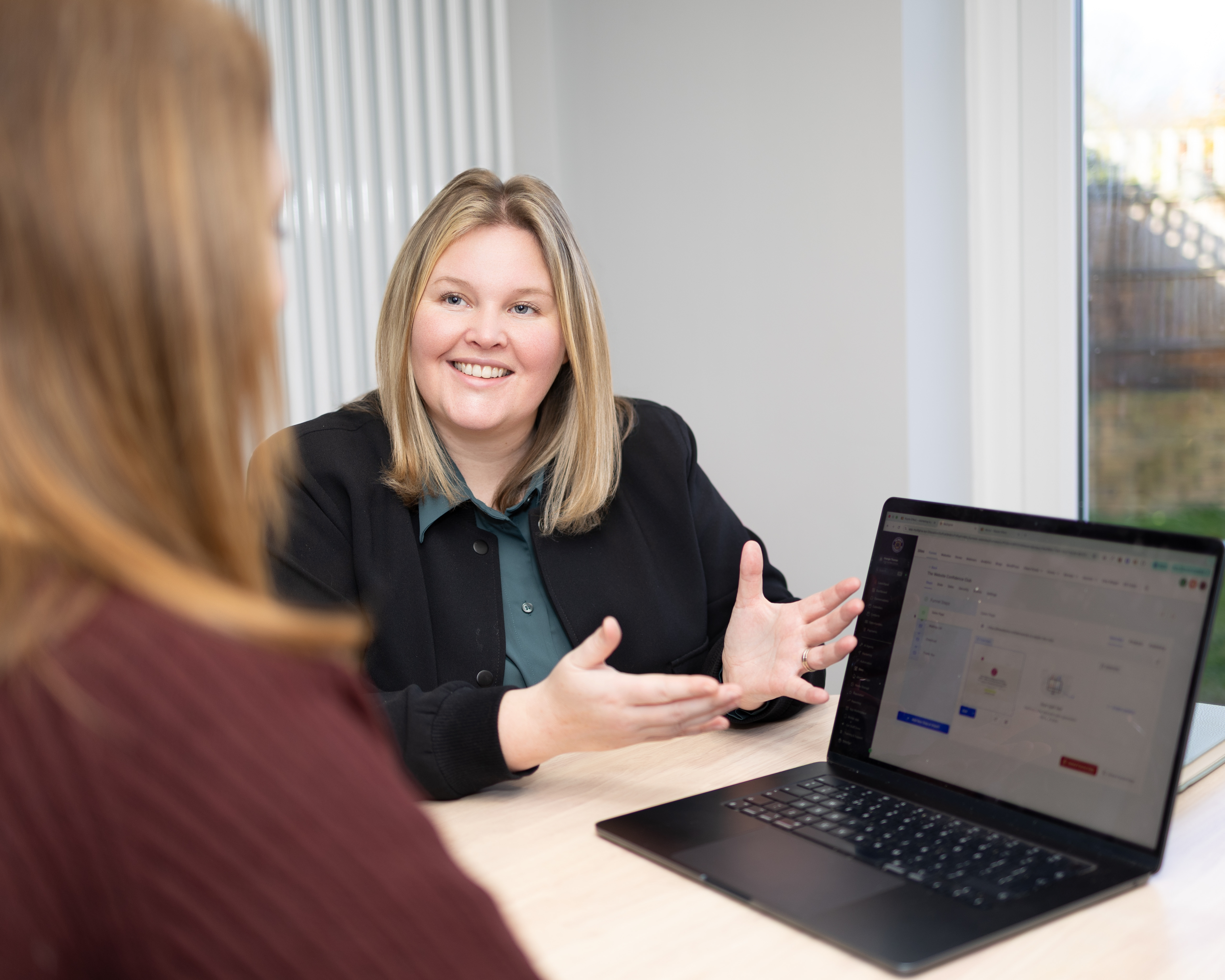 Georgie Thomas working with client