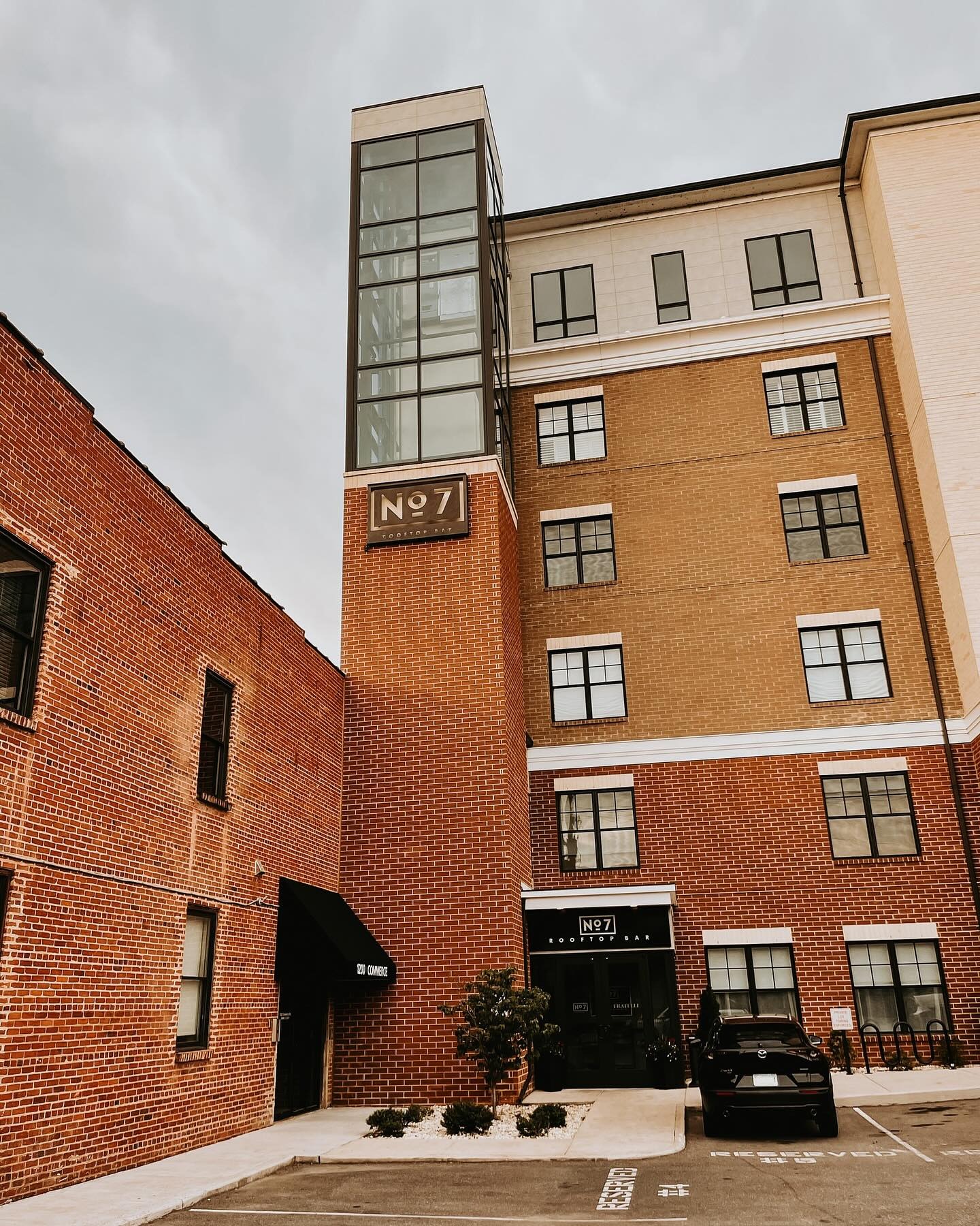 Outdoor rooftop dining at No. 7 Rooftop Bar Lynchburg