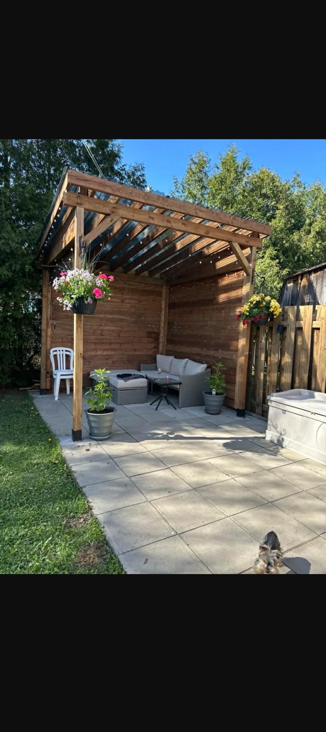 Aménagement extérieur en bois avec toit