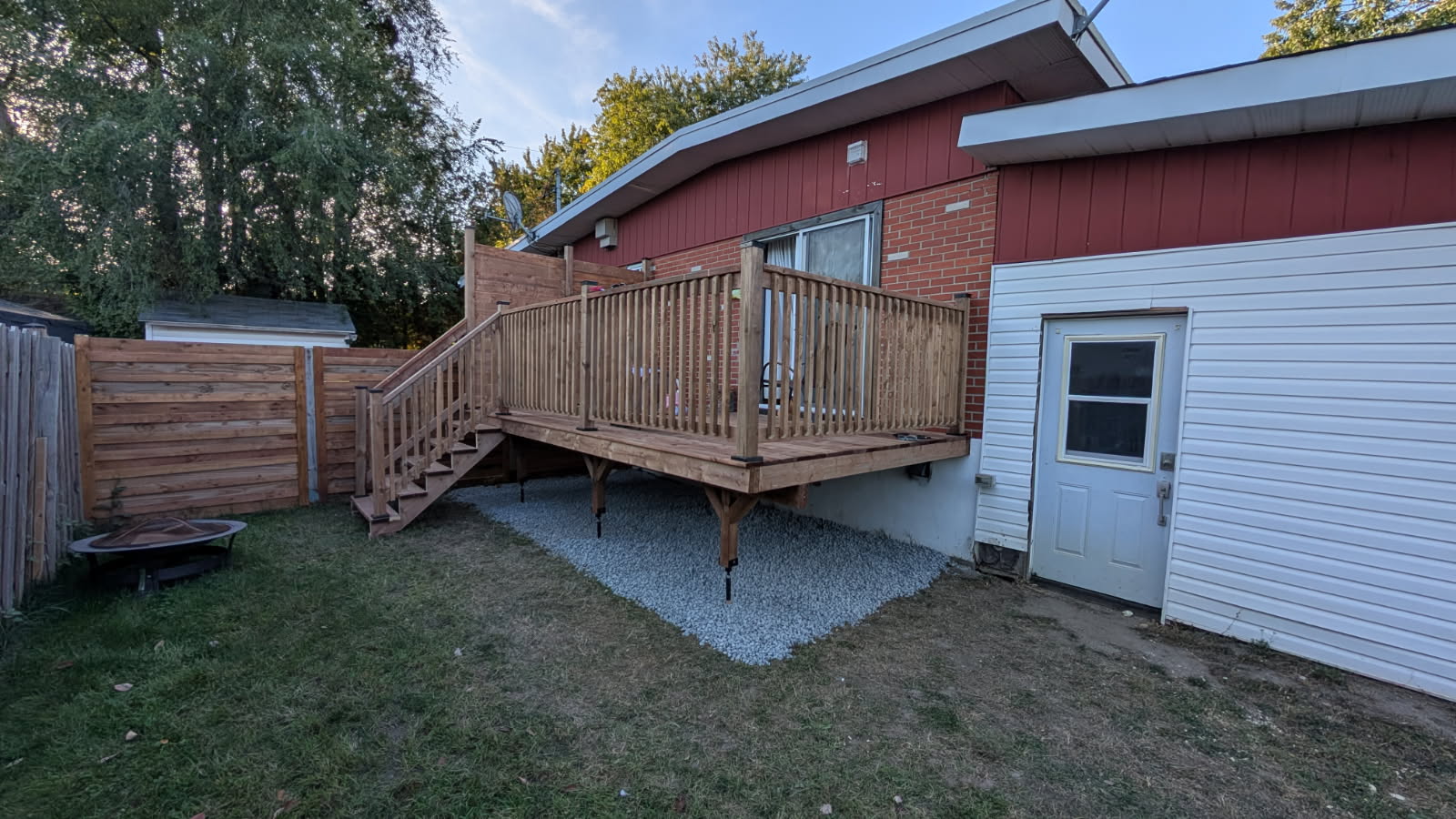 Balcon en bois sur base de gravier
