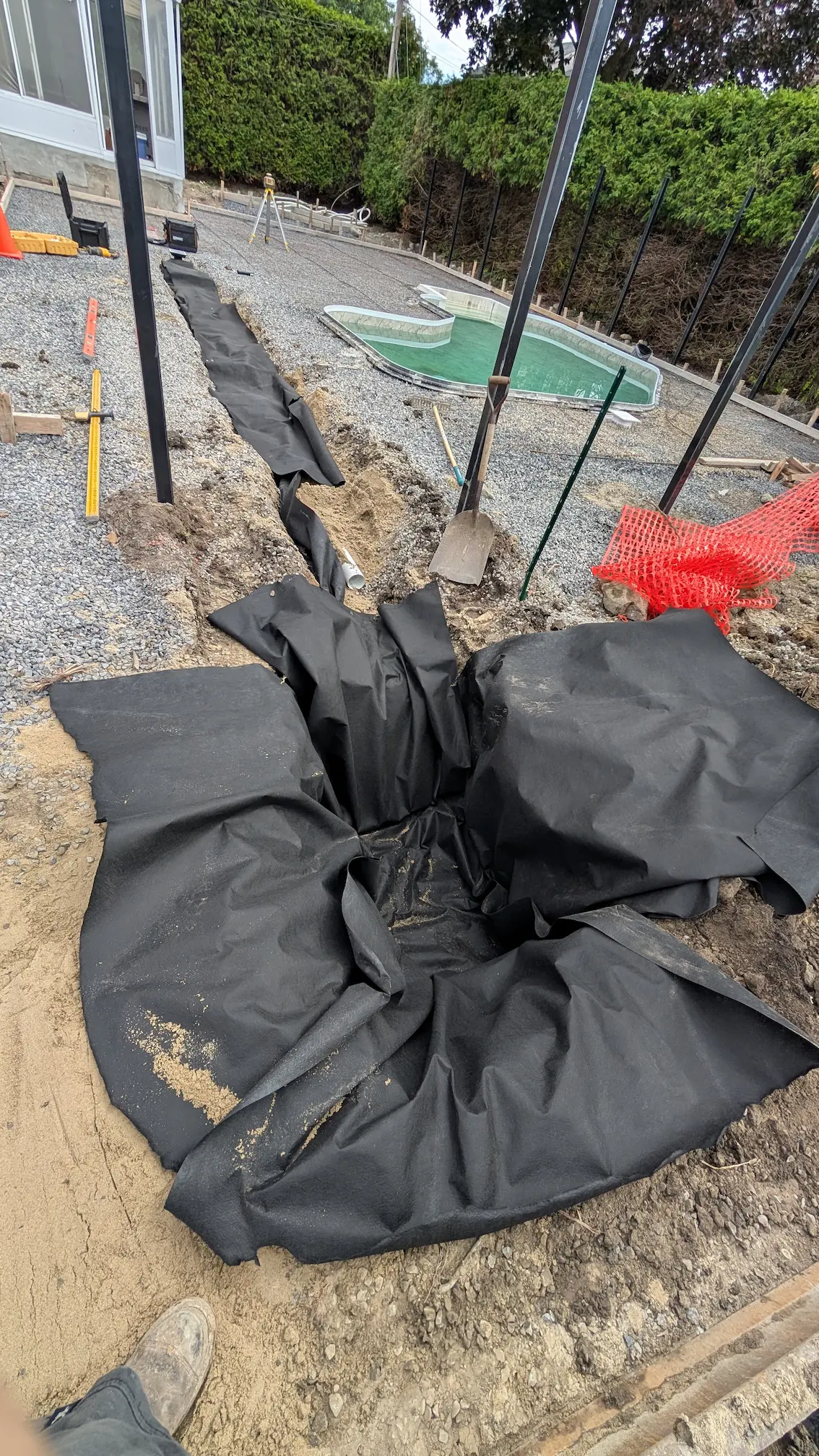 Excavation de puisard et tranchée de drainage avec géotextile