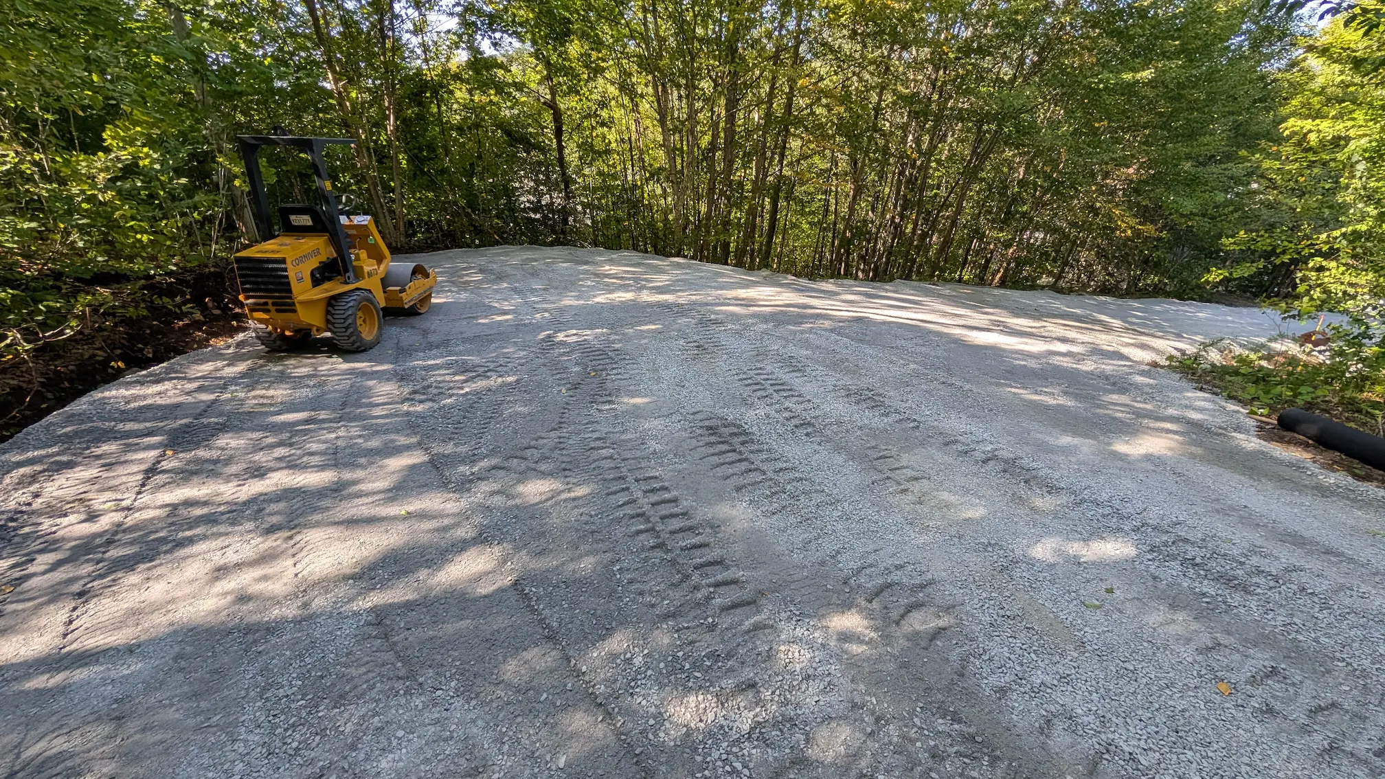 Construction et compactage d'entrée carrossable en gravier