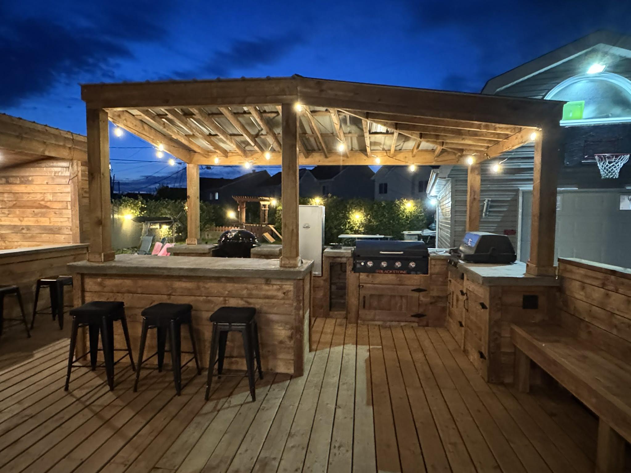 Cuisine d'été extérieure en bois avec BBQ