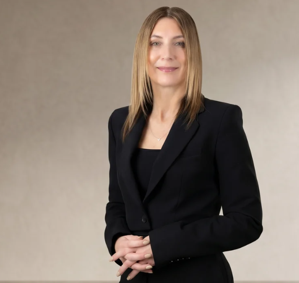Portrait of Dionne Chambers, lawyer practicing personal injury and real estate law in Niagara Falls, Ontario