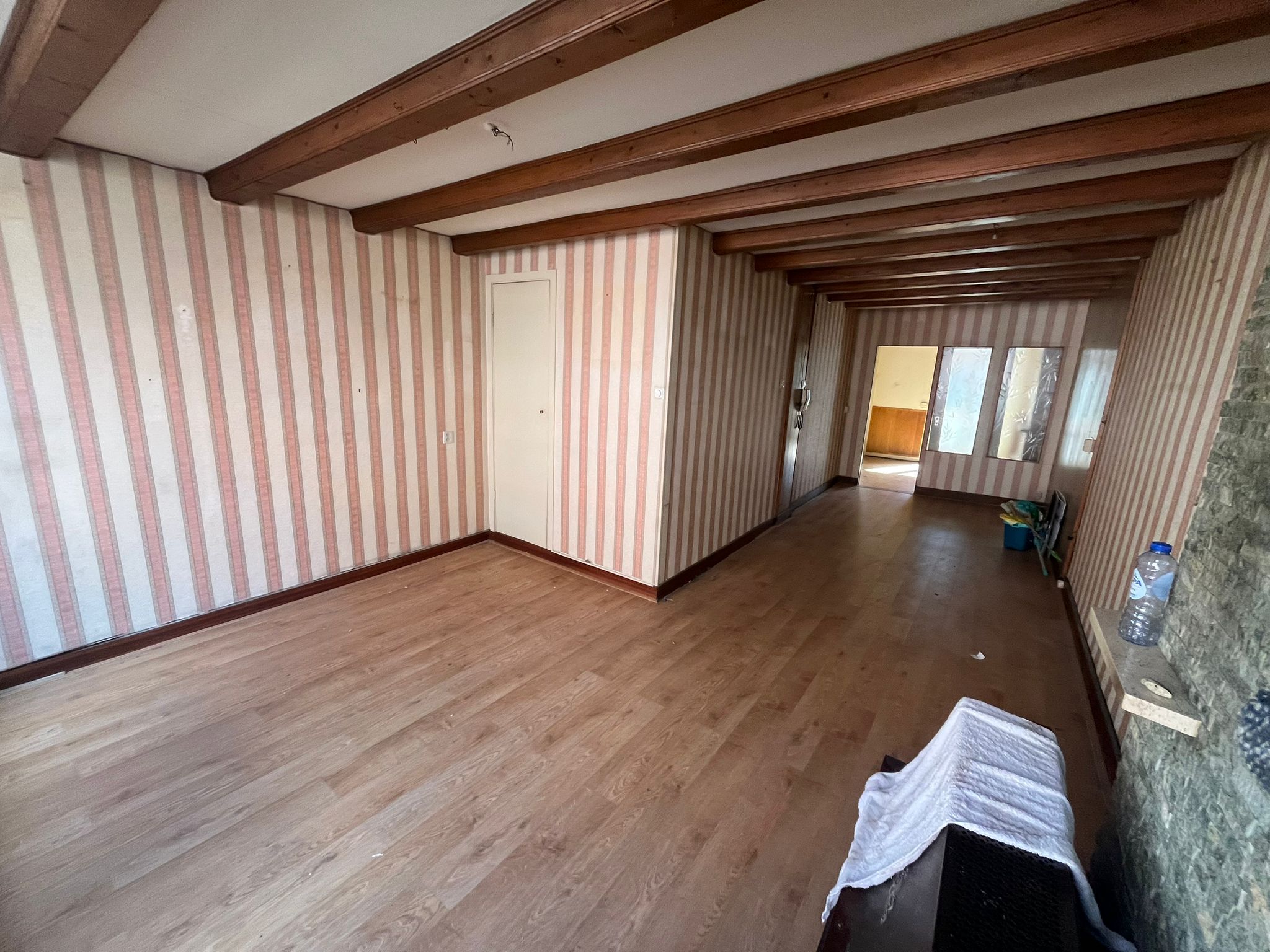 Foto van een ontruimde eengezinswoning gang na oplevering