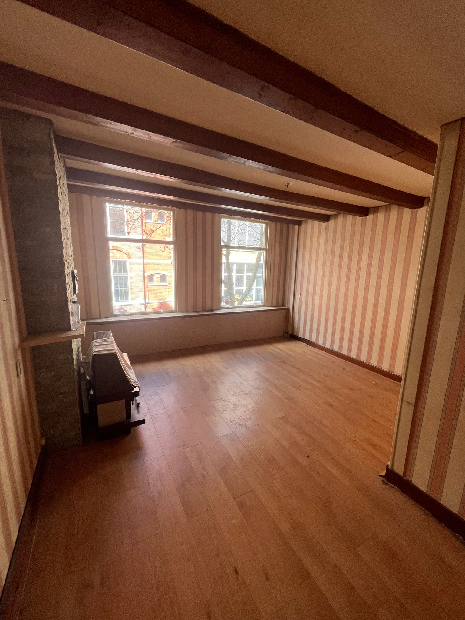 Foto van een volledig leeghaalde woonkamer na een omvangrijke ontruiming