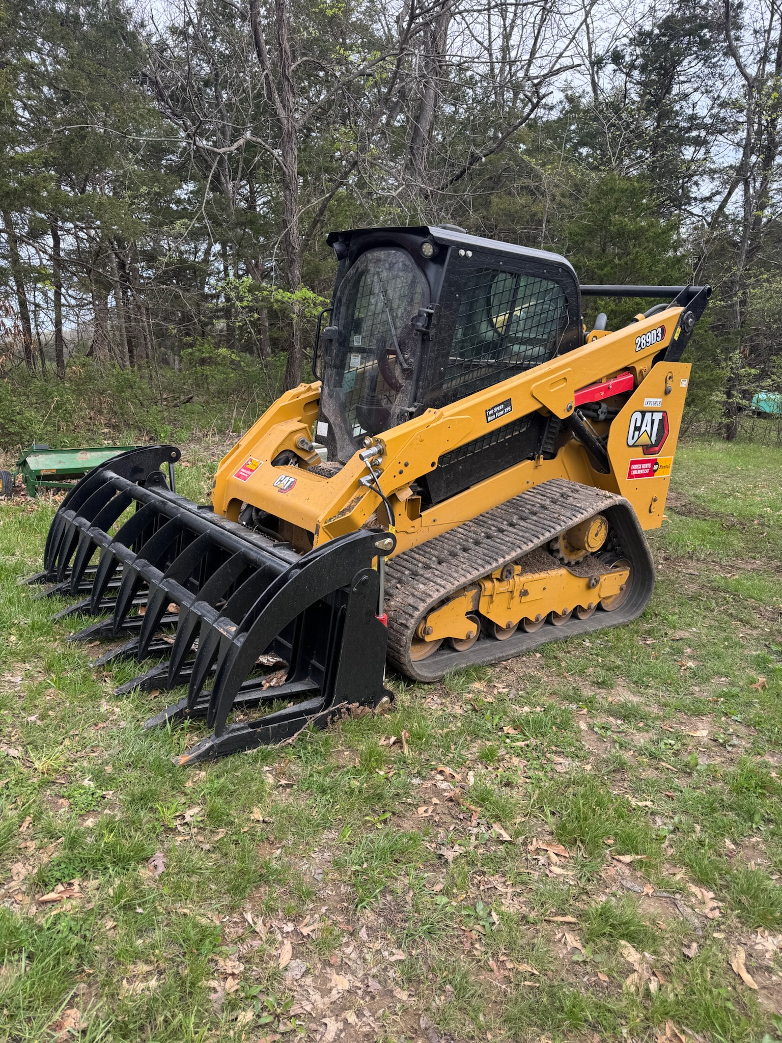 Caterpillar equipment with grapple bucket