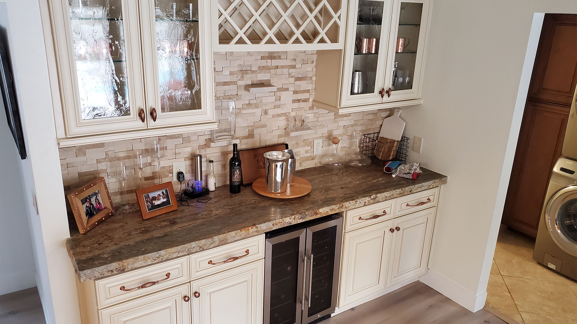 built-in wet bar with stacked-stone backsplash