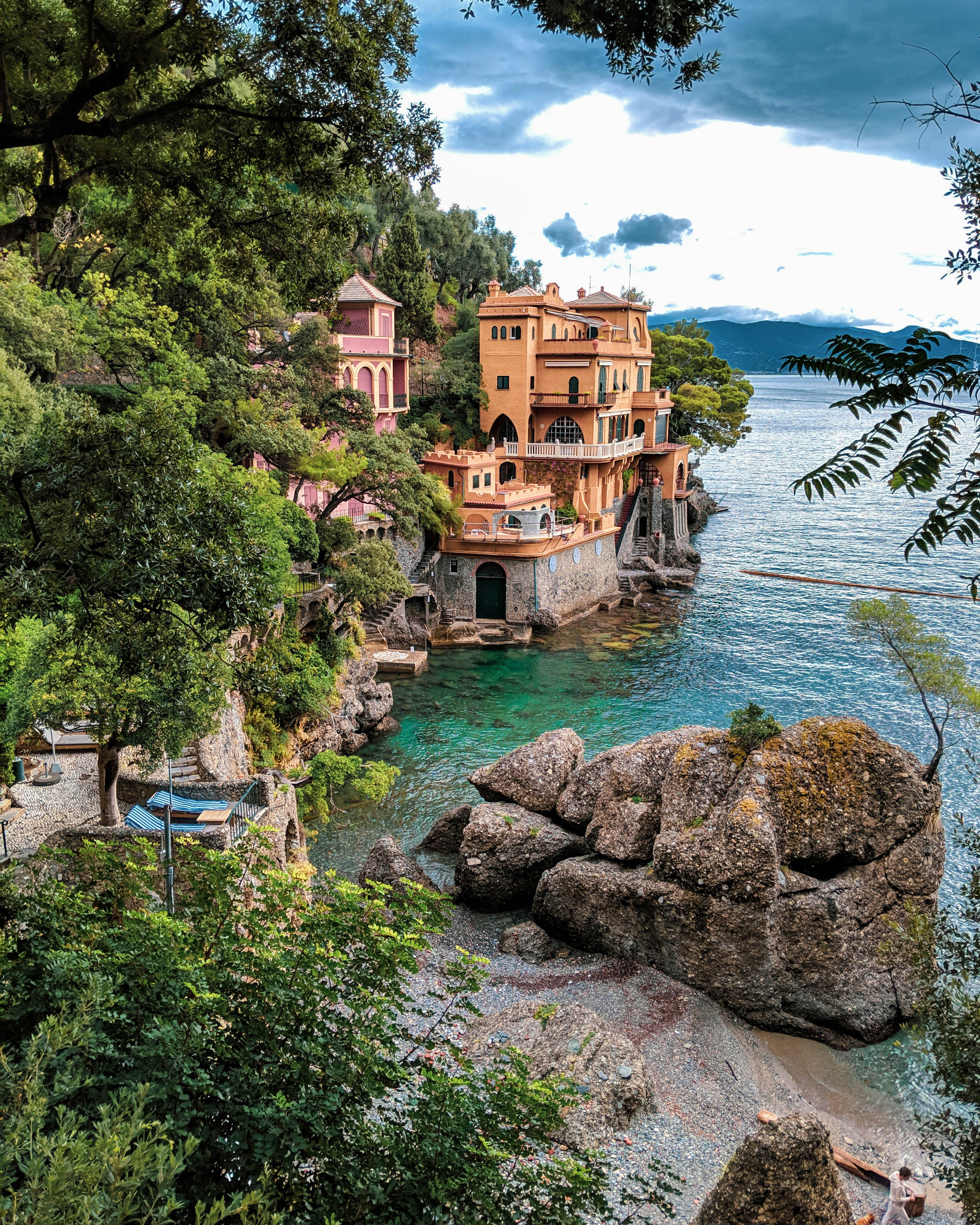 Close-up villa right on the water