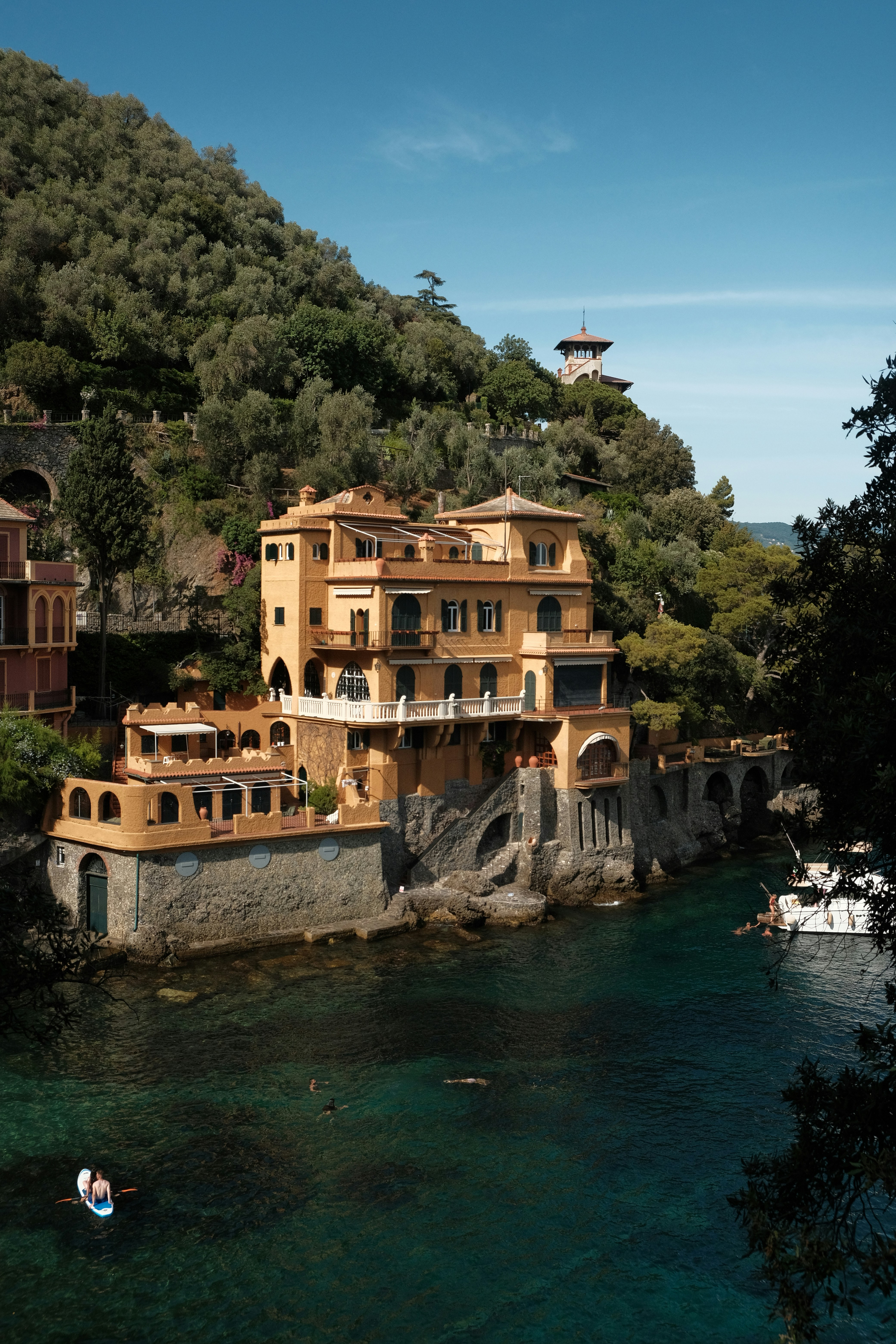 Close-up villa right on the water