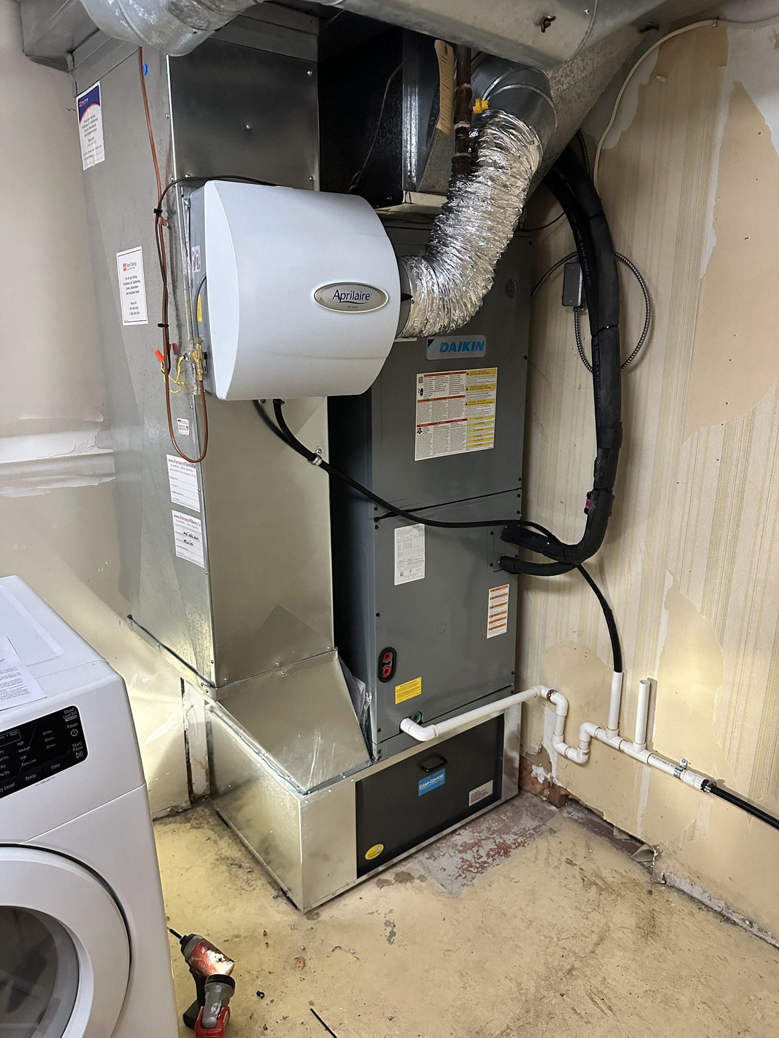 Daikin air handler with Aprilaire humidifier in basement